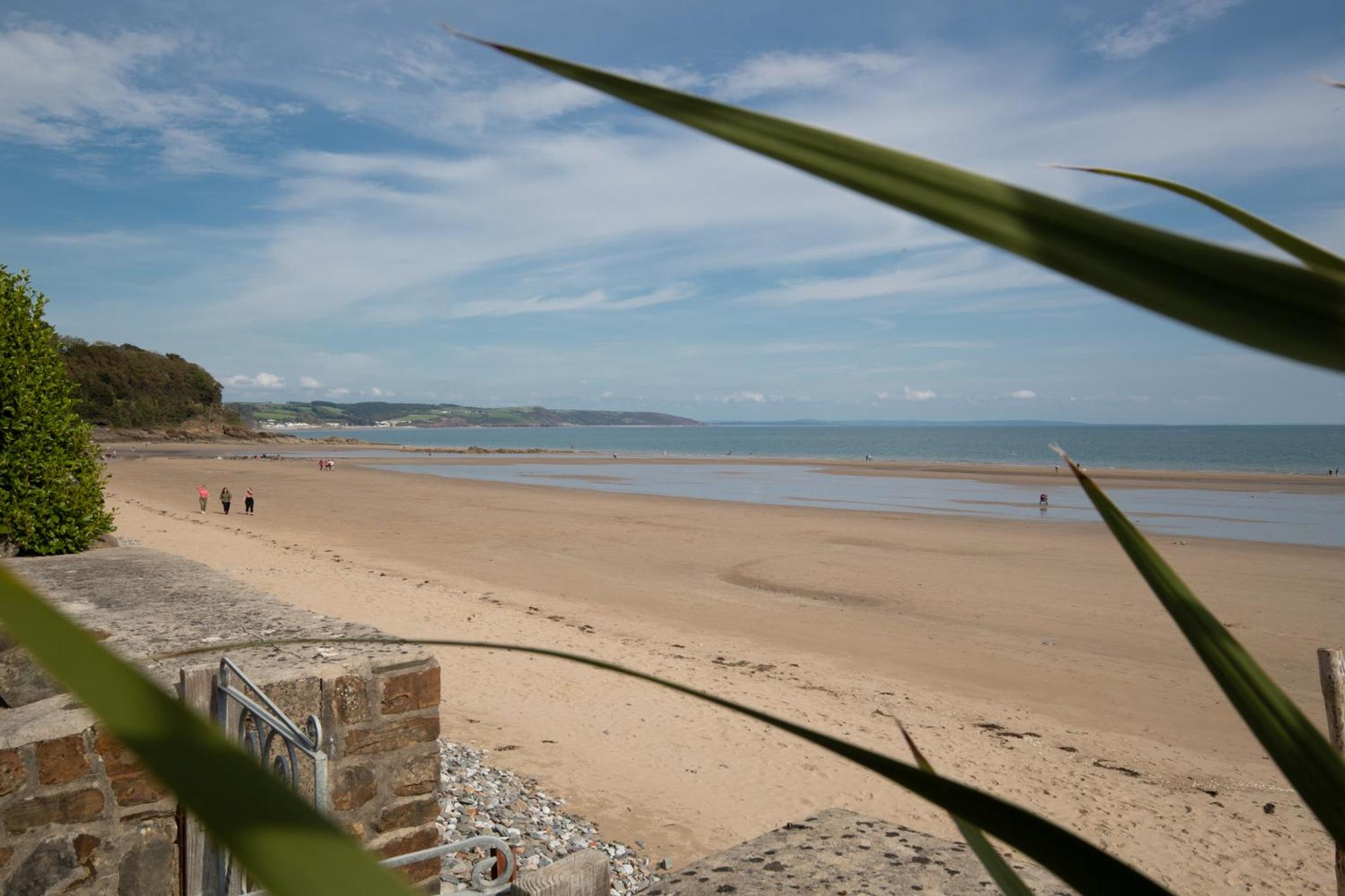 Penrose - Beach House with Direct Beach Access