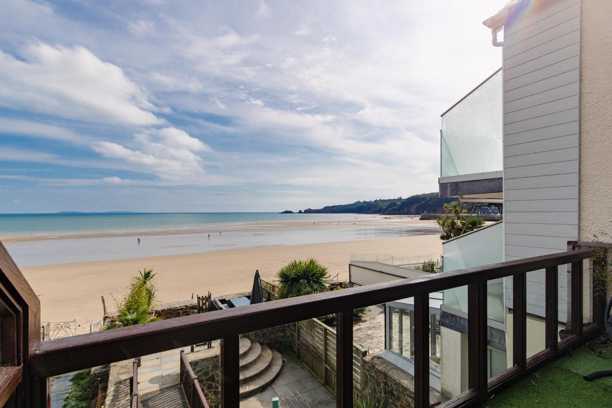 Penrose - Beach House with Direct Beach Access