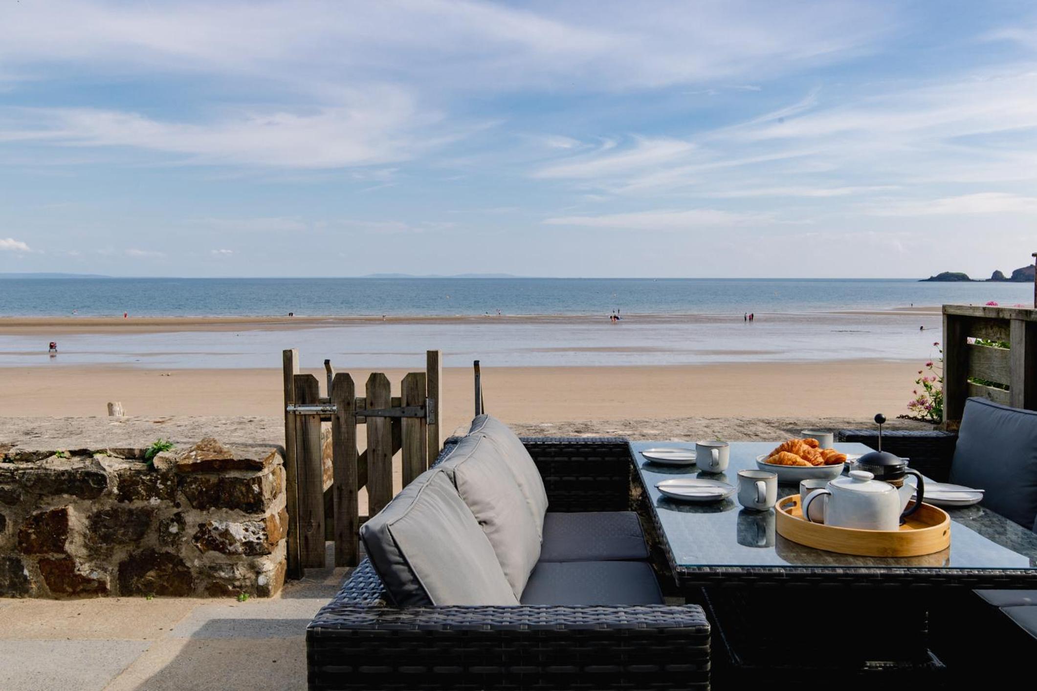 Penrose - Beach House with Direct Beach Access