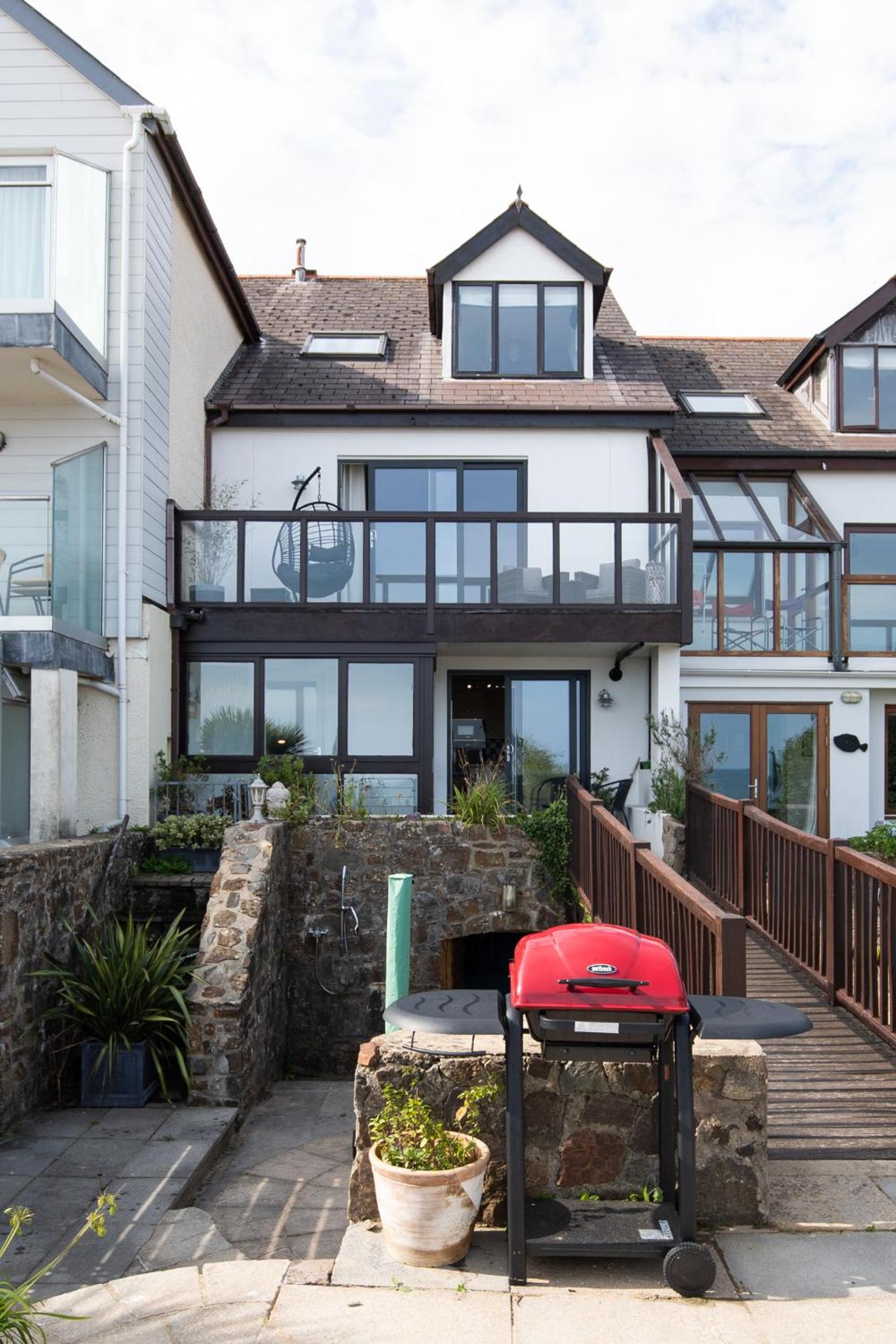 Penrose - Beach House with Direct Beach Access