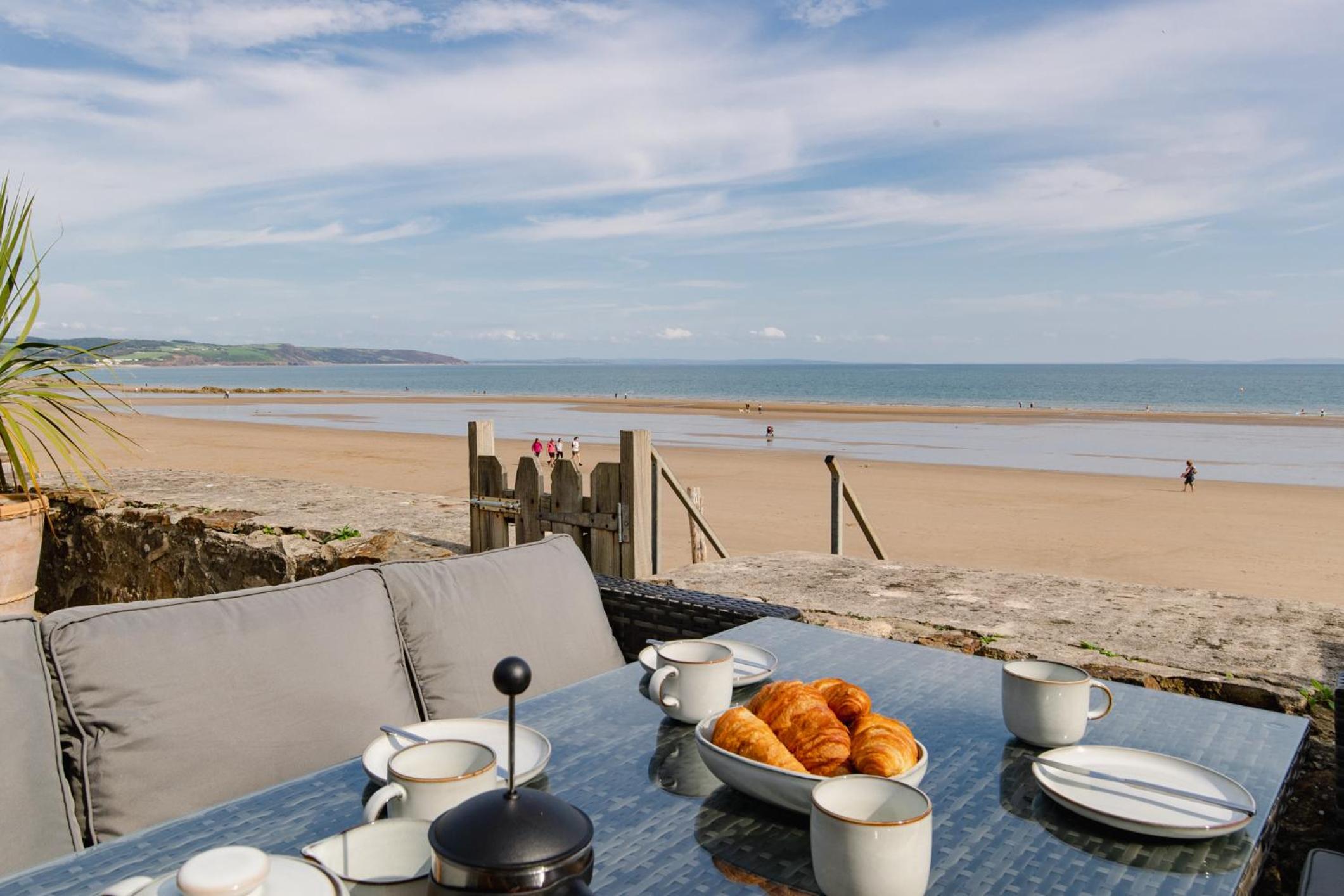 Penrose - Beach House with Direct Beach Access