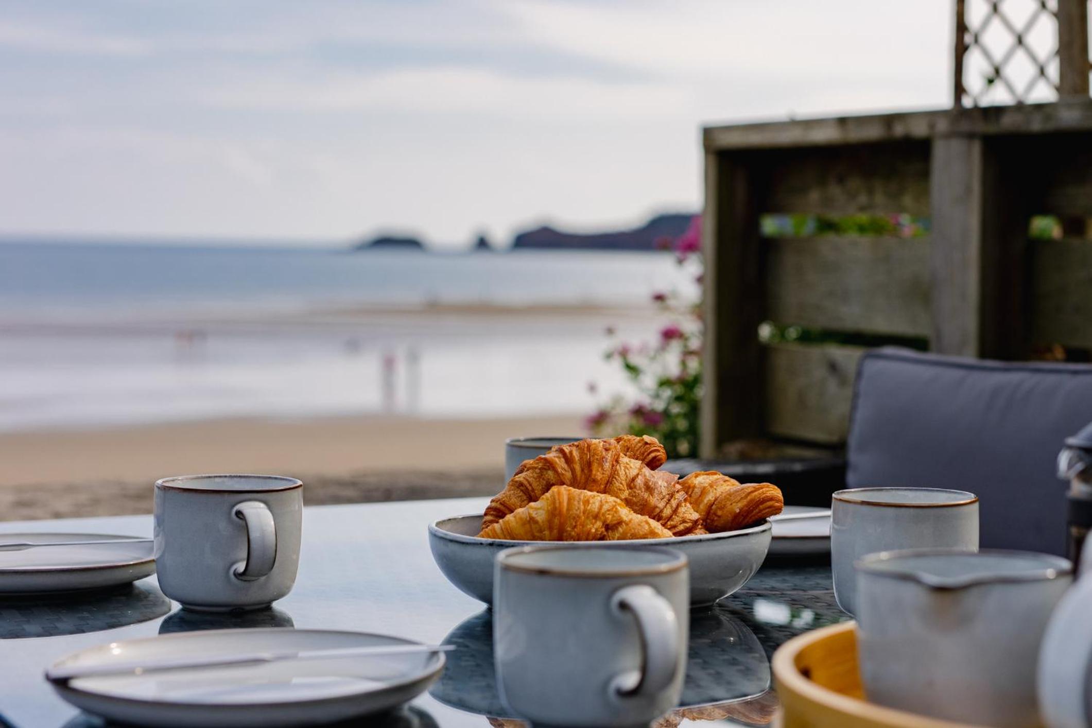 Penrose - Beach House with Direct Beach Access