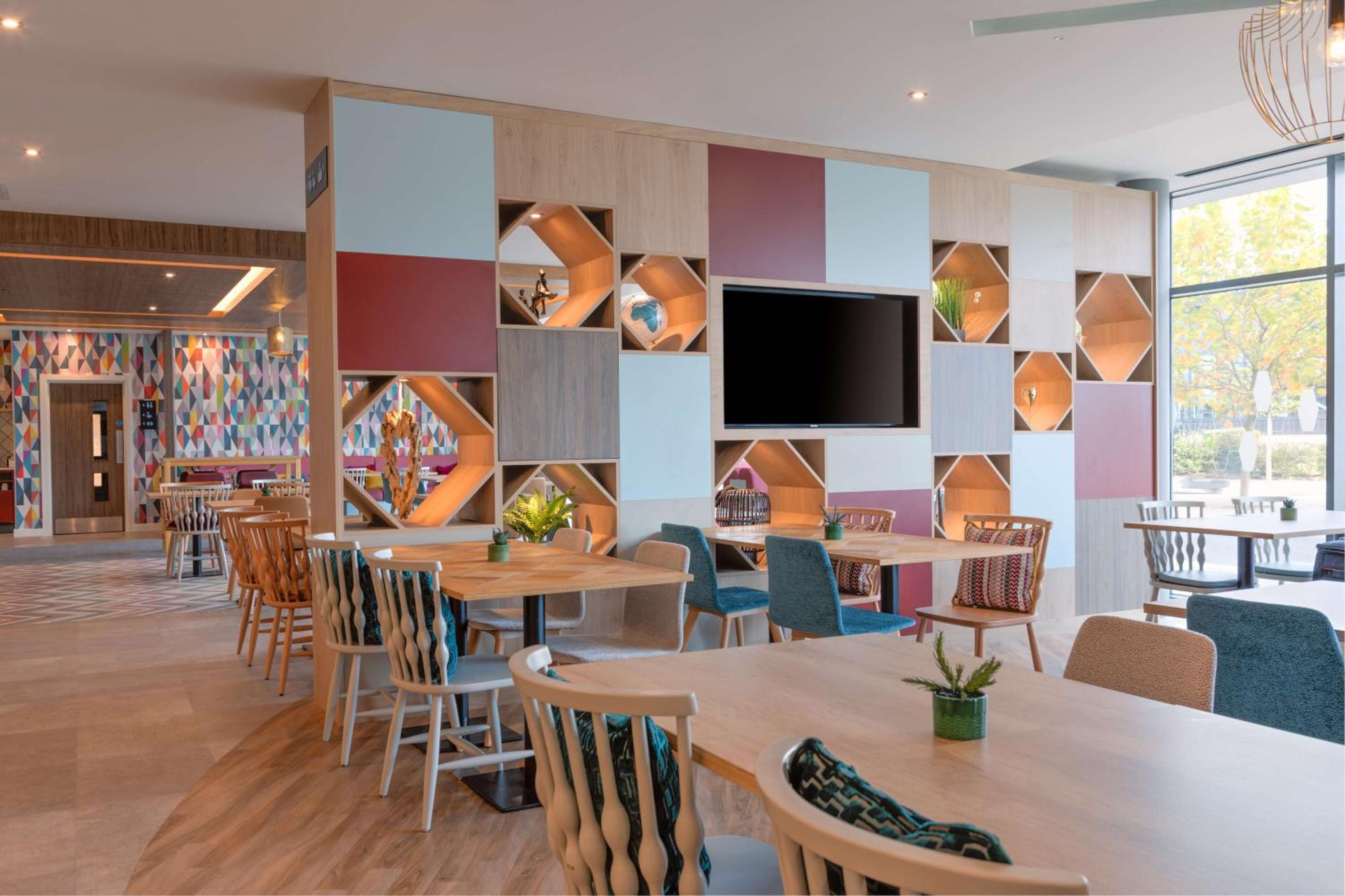 Ashford Vacations - Hampton by Hilton Ashford International - Property Image 11