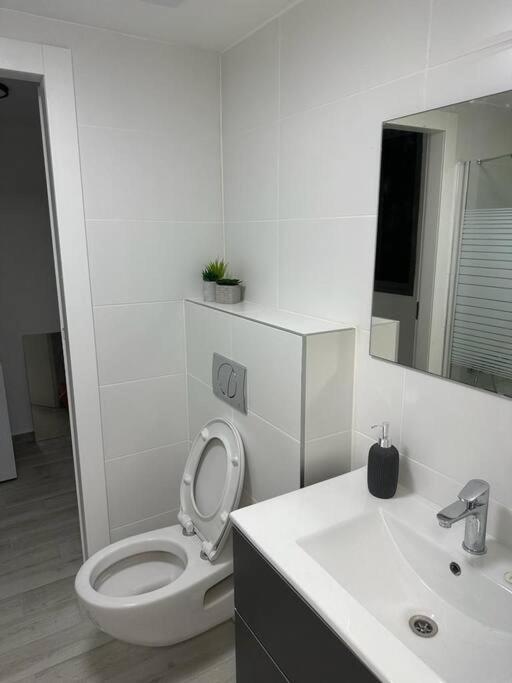 Elegant 3 bedroom Ocean view Condo in Kiryat Yam view 4