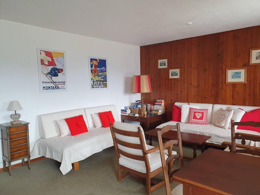 Sunny 2 BR w large terrace, stunning views & pool