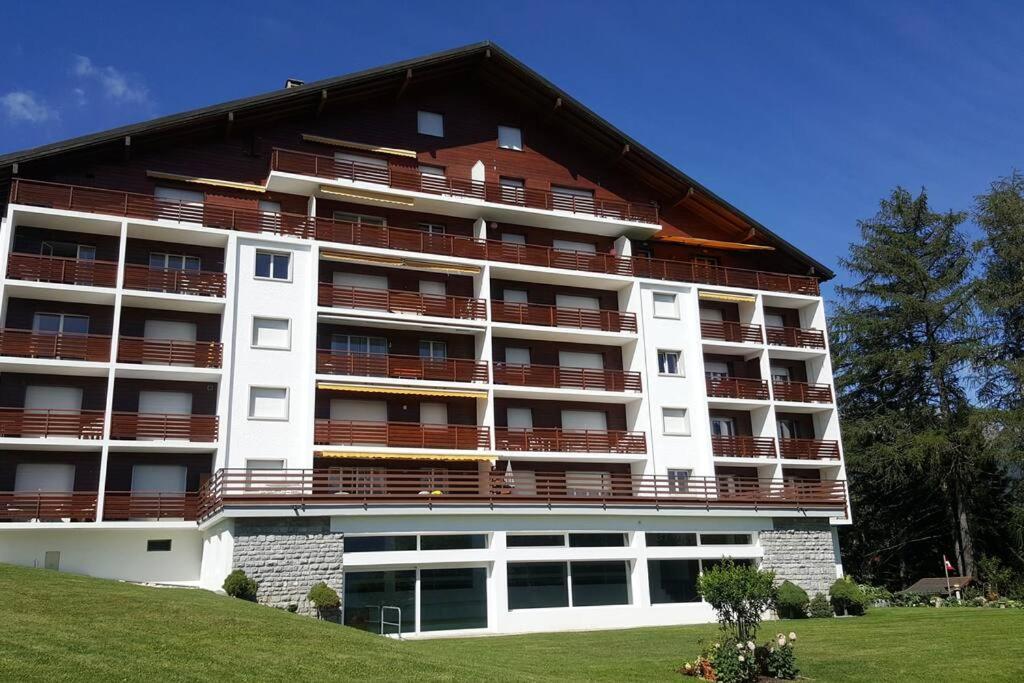 Sunny 2 BR w large terrace, stunning views & pool