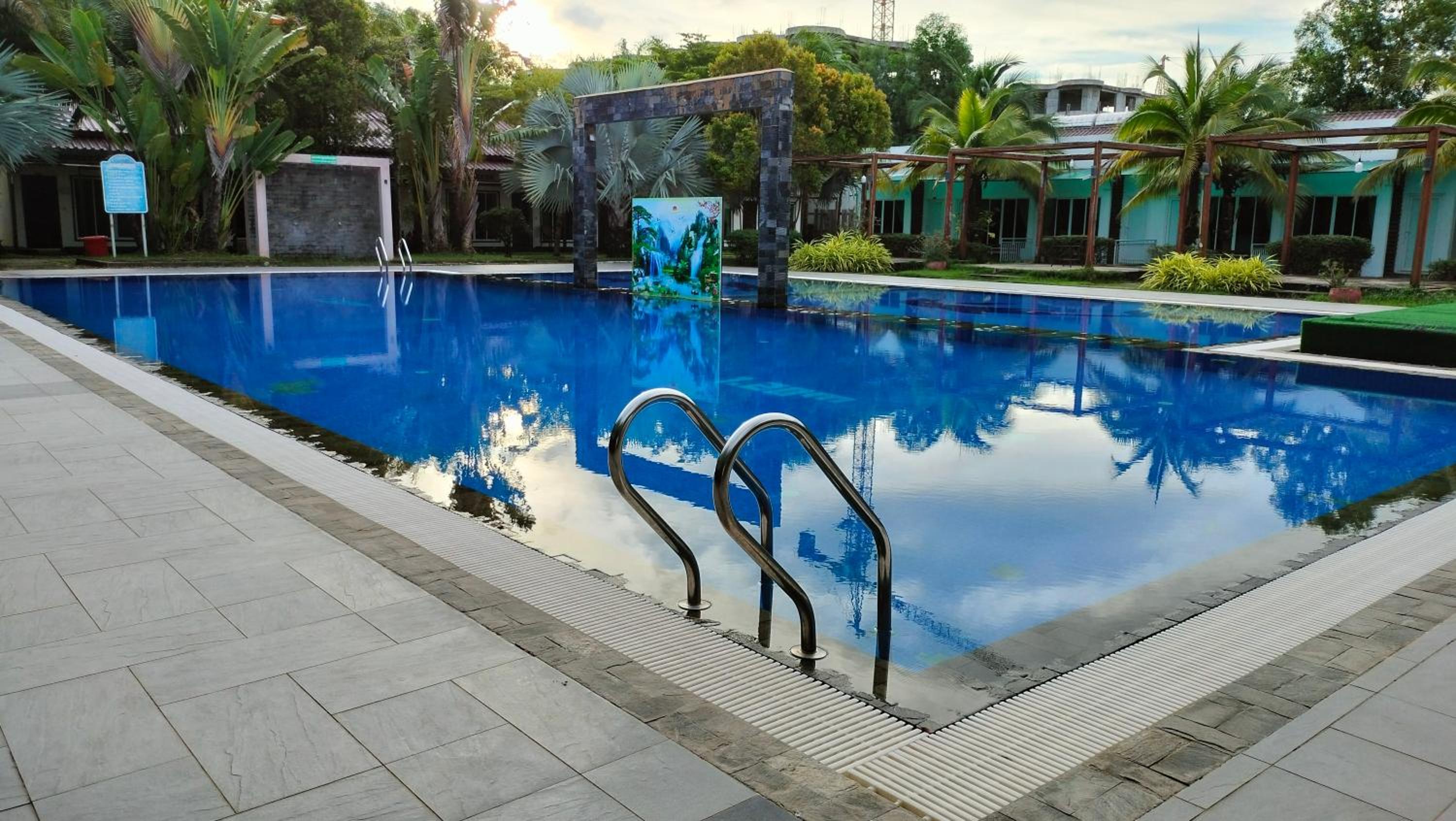 Twin Palms Resort