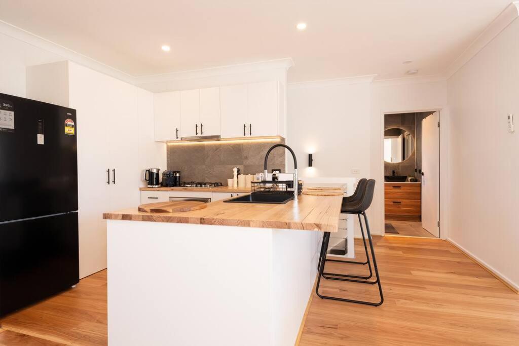 Secluded Modern Comfort By The Coast