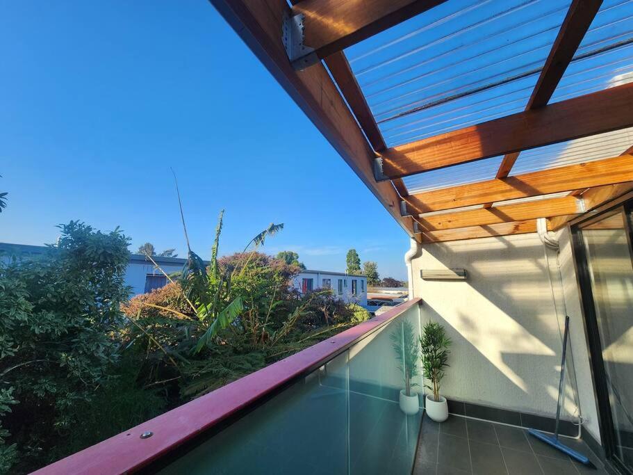 Secluded Modern Comfort By The Coast