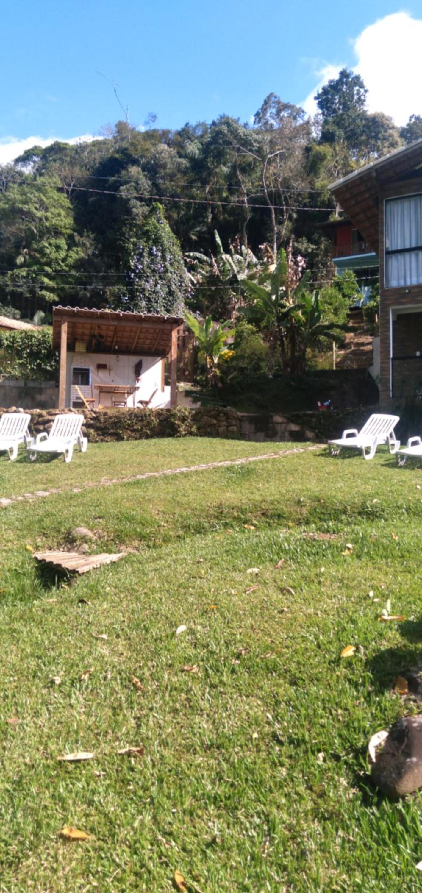 Casa de Campo em Lumiar com corrego ,lareira e churrasqueira