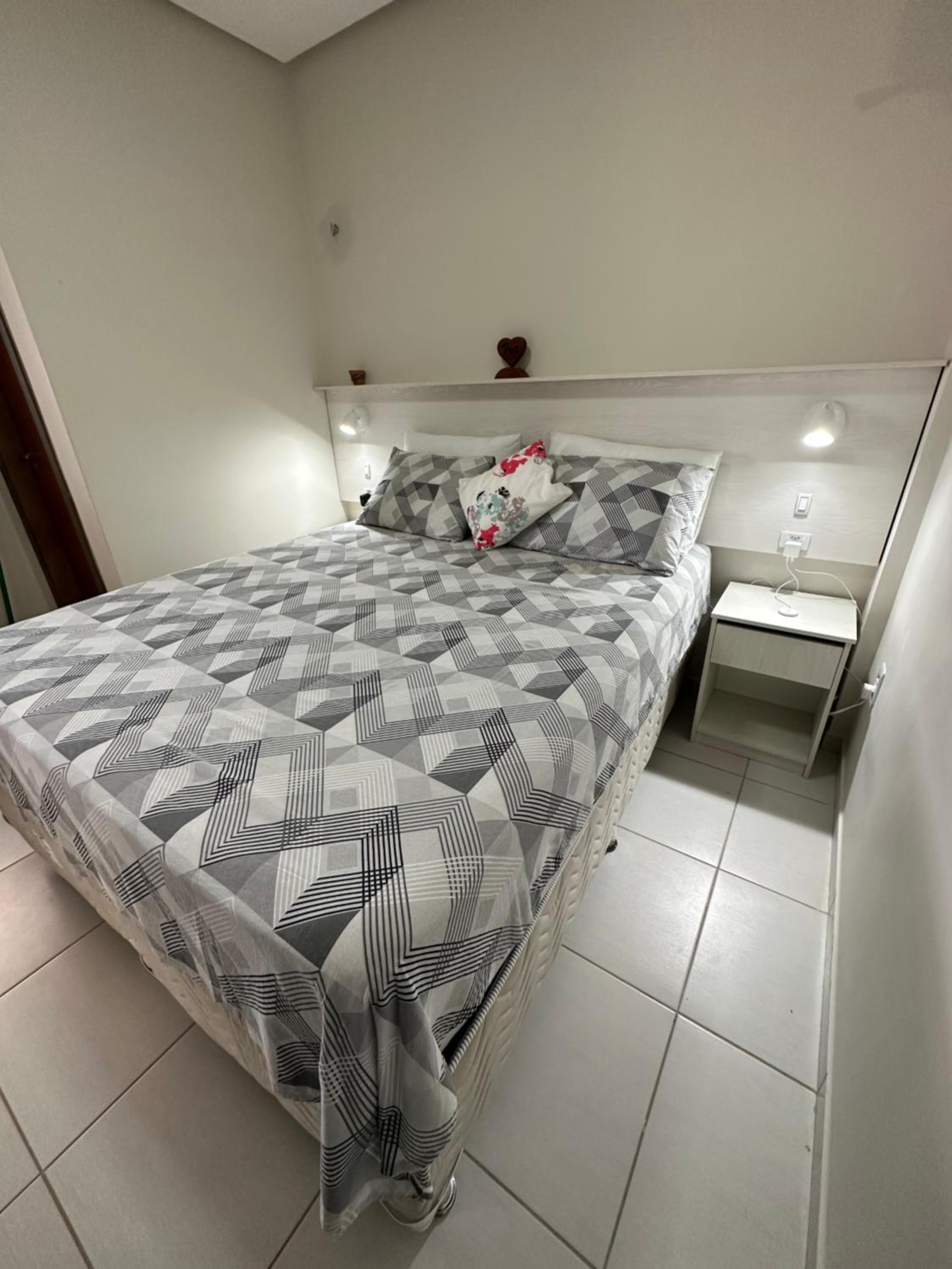 No Atalaia, Fort Poseidon rua do Atalho a 700 metros da praia do Atalaia, apartamento novo decorado, varanda, sala de estar e jantar, 02 suítes, 03 banheir