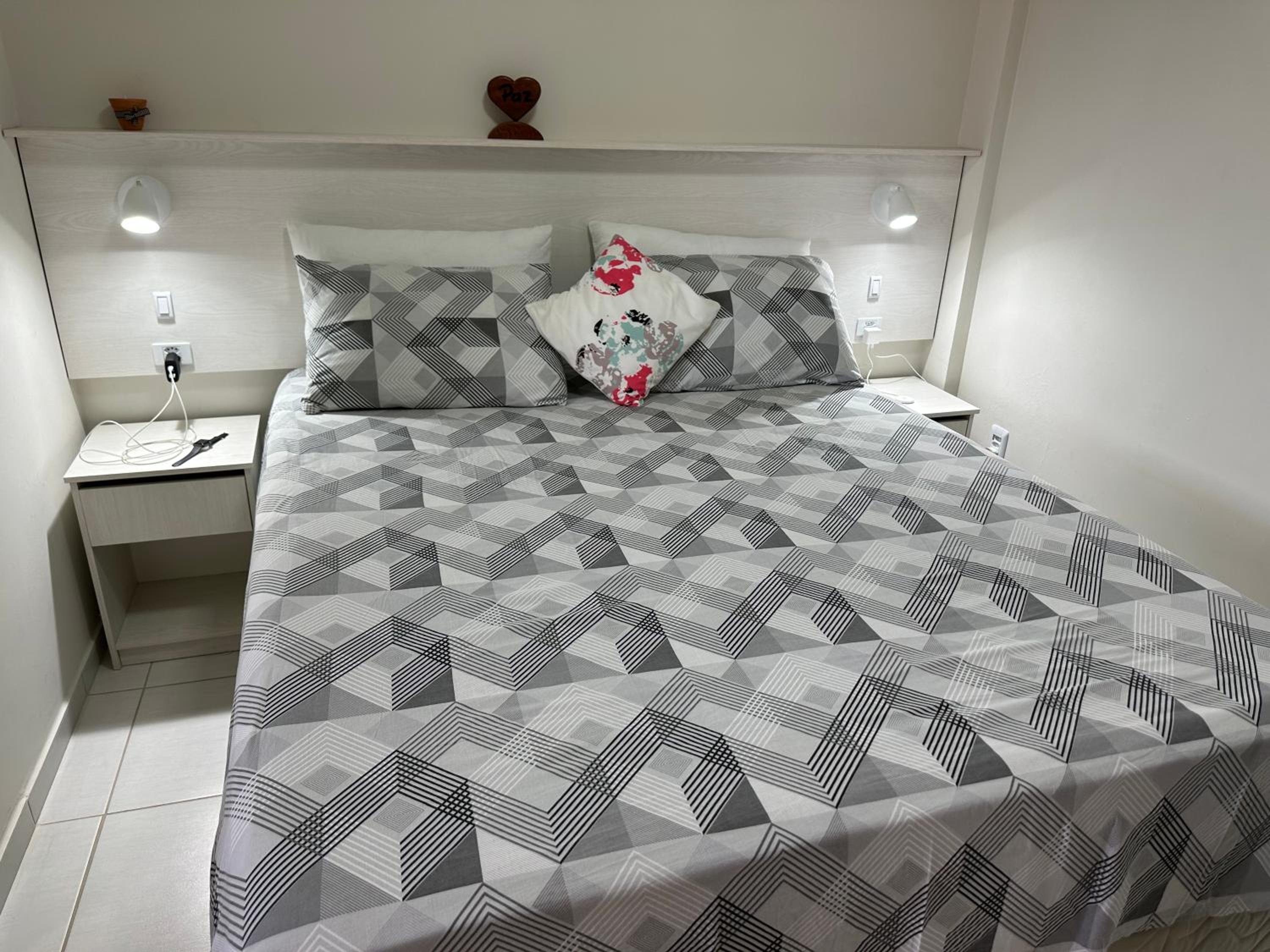 No Atalaia, Fort Poseidon rua do Atalho a 700 metros da praia do Atalaia, apartamento novo decorado, varanda, sala de estar e jantar, 02 suítes, 03 banheir