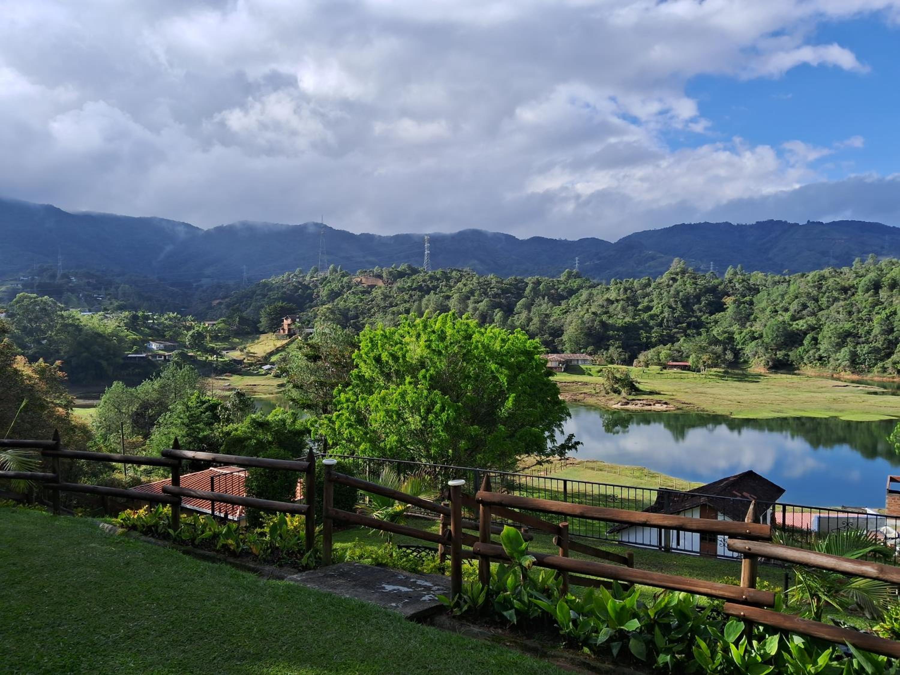 Beautiful Lake View Villa. Lake Access & Near Town