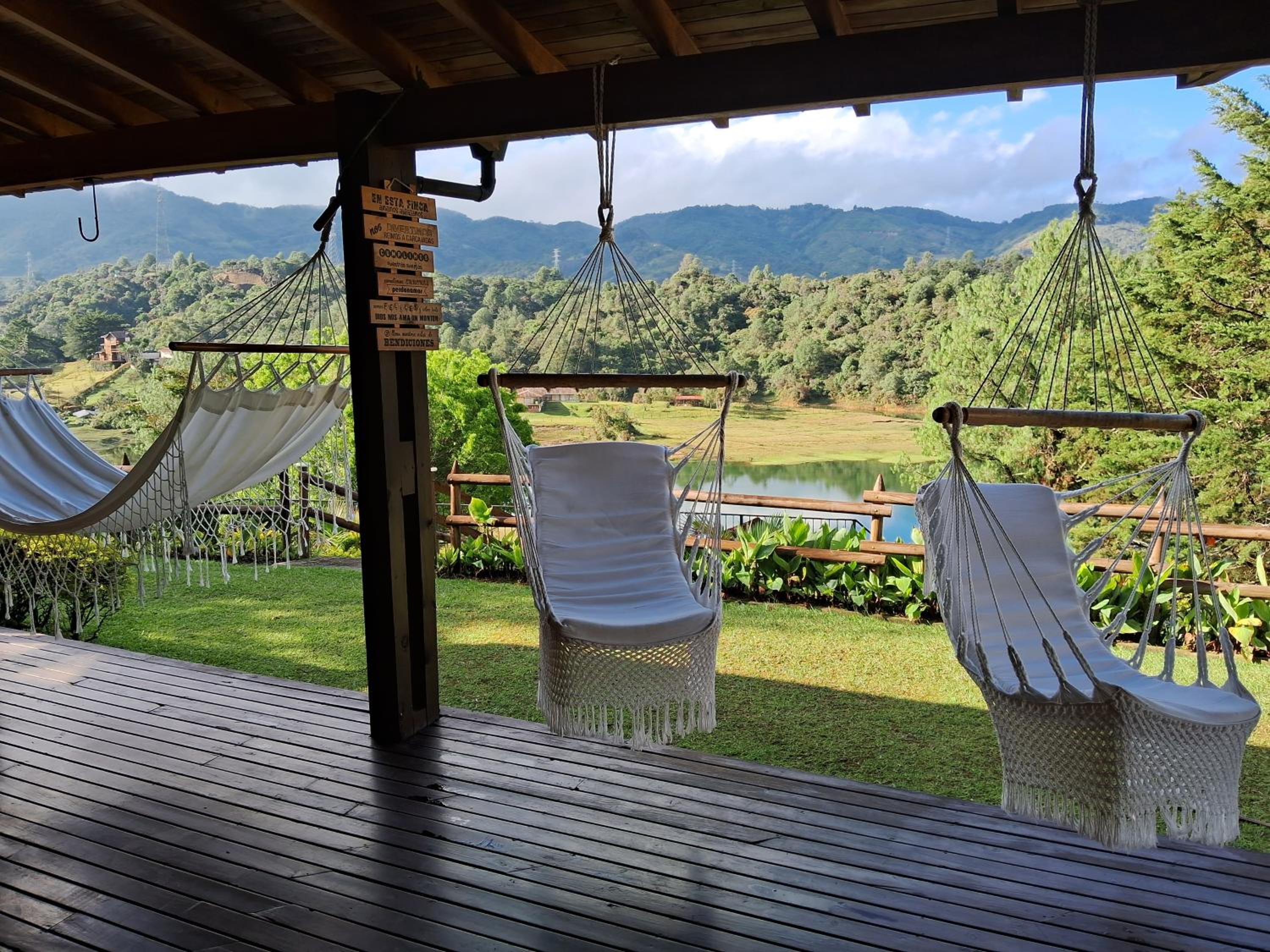 Beautiful Lake View Villa. Lake Access & Near Town