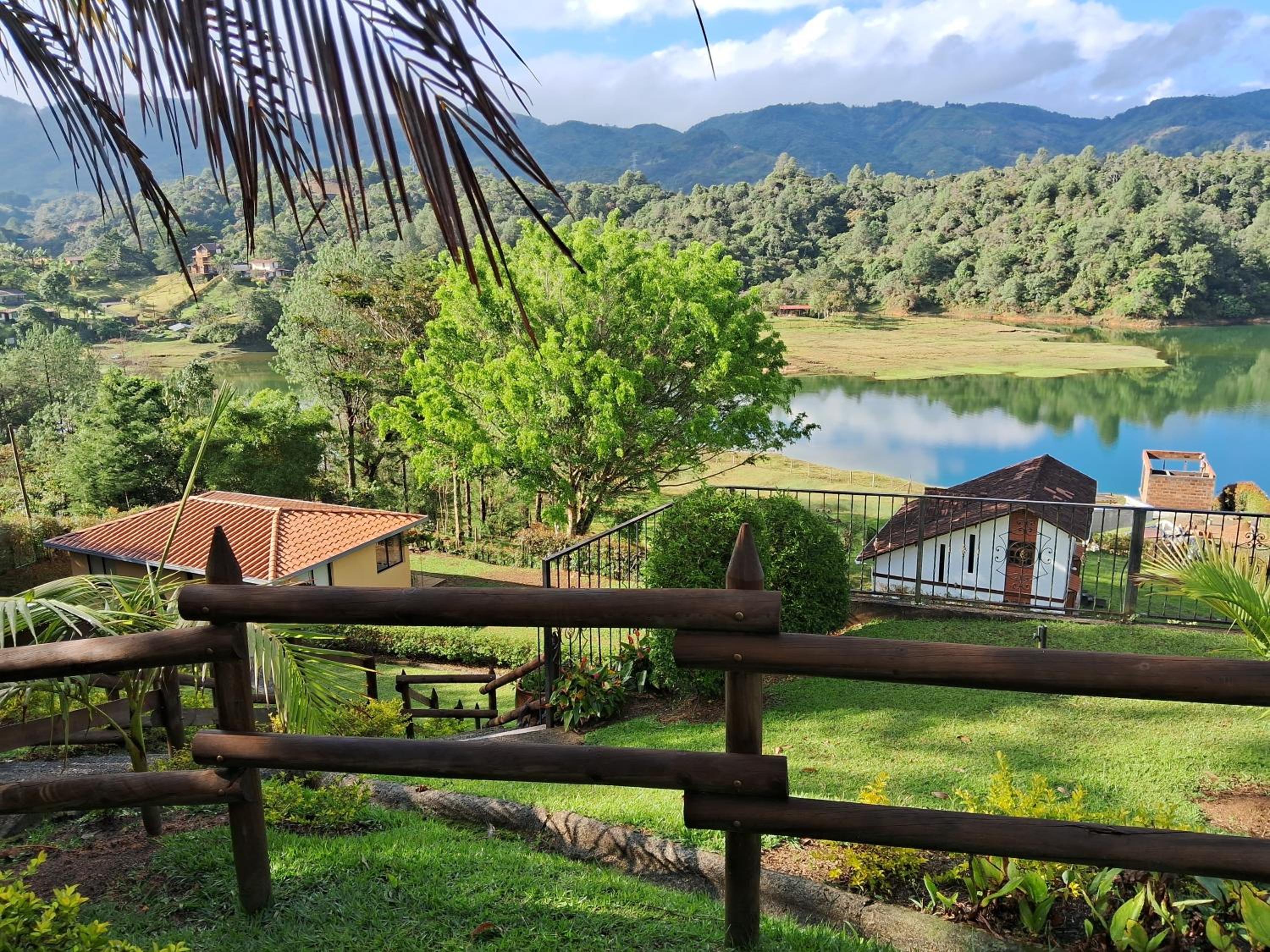 Beautiful Lake View Villa. Lake Access & Near Town