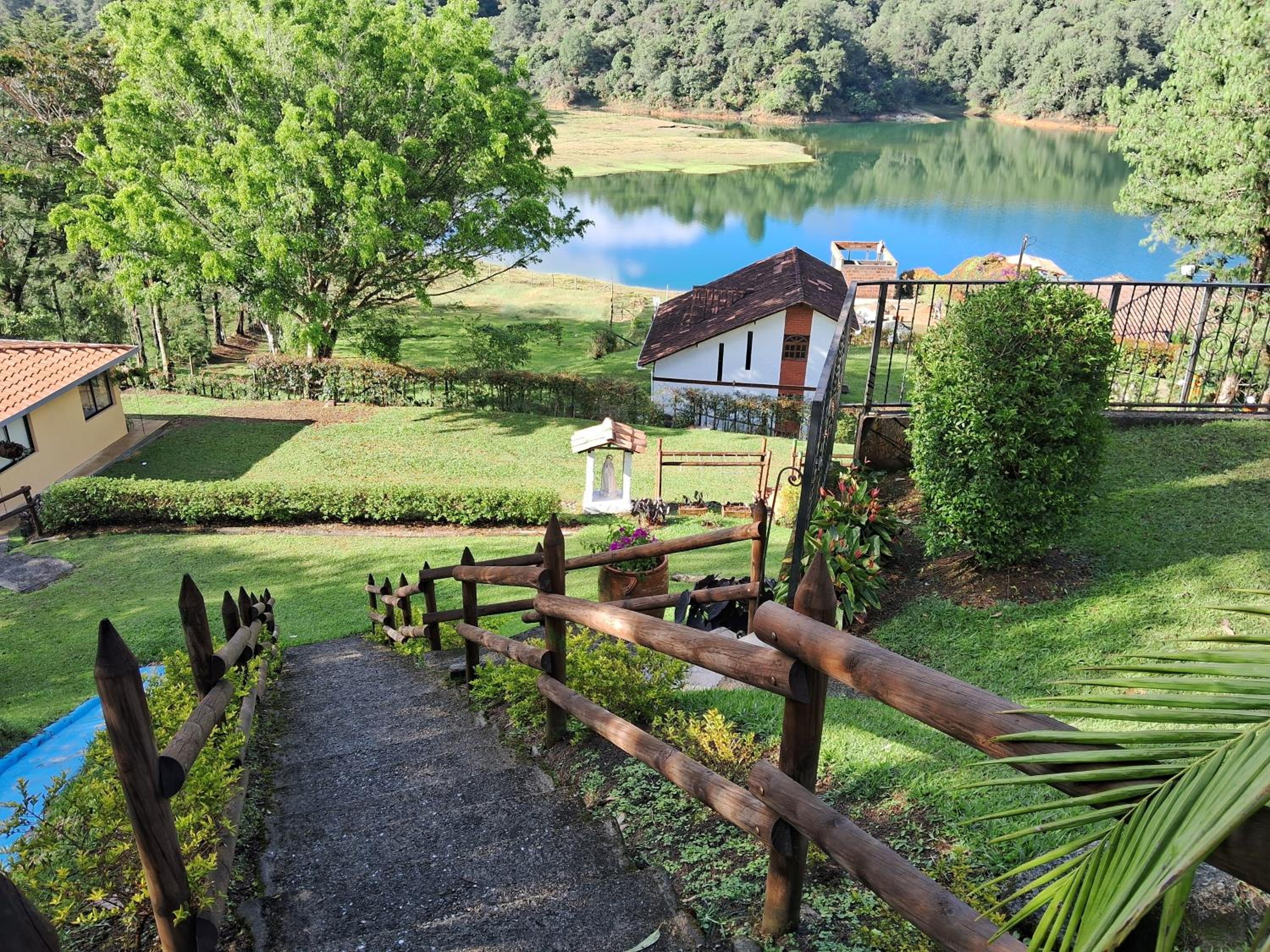 Beautiful Lake View Villa. Lake Access & Near Town