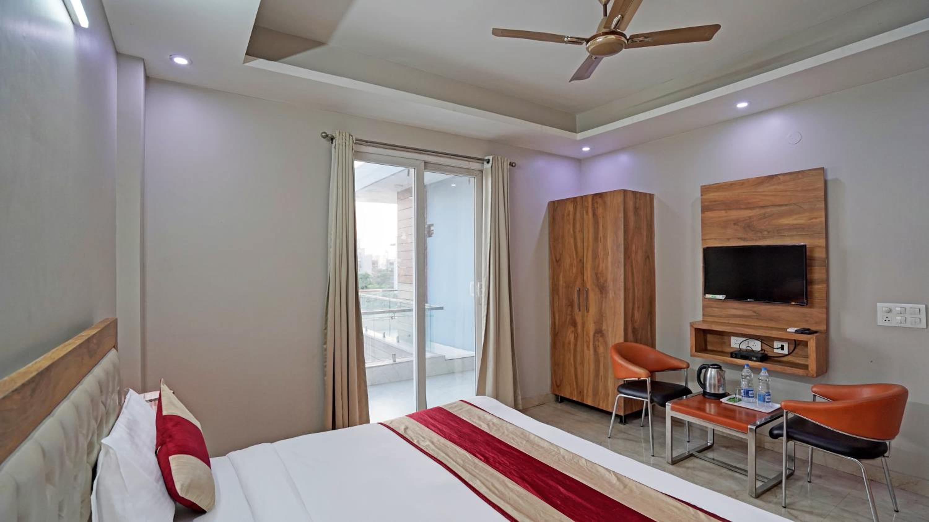Hotel Niketan Medanta Studio view 2