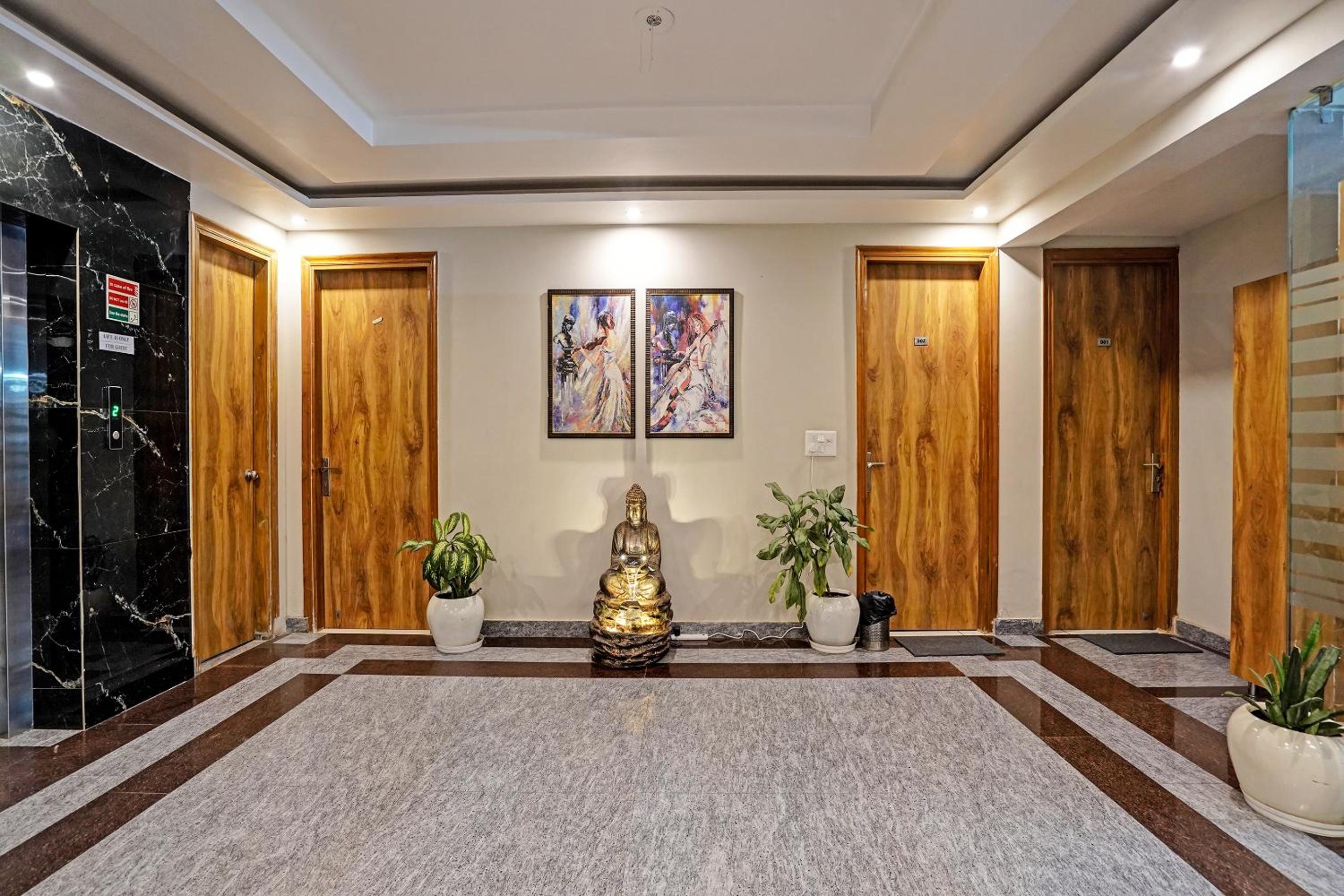 Hotel Niketan Medanta Studio view 5