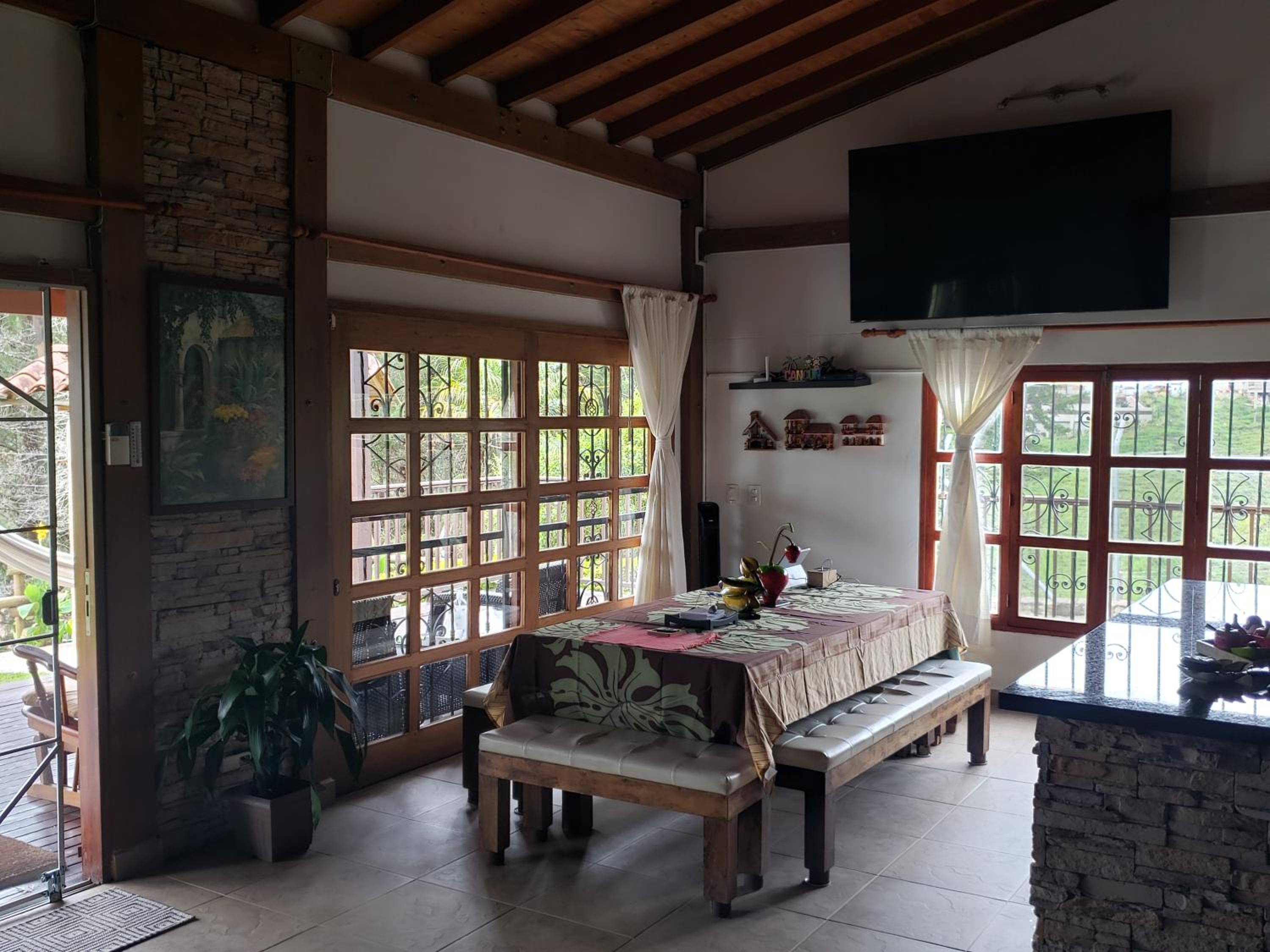 Beautiful Lake View Villa. Lake Access & Near Town