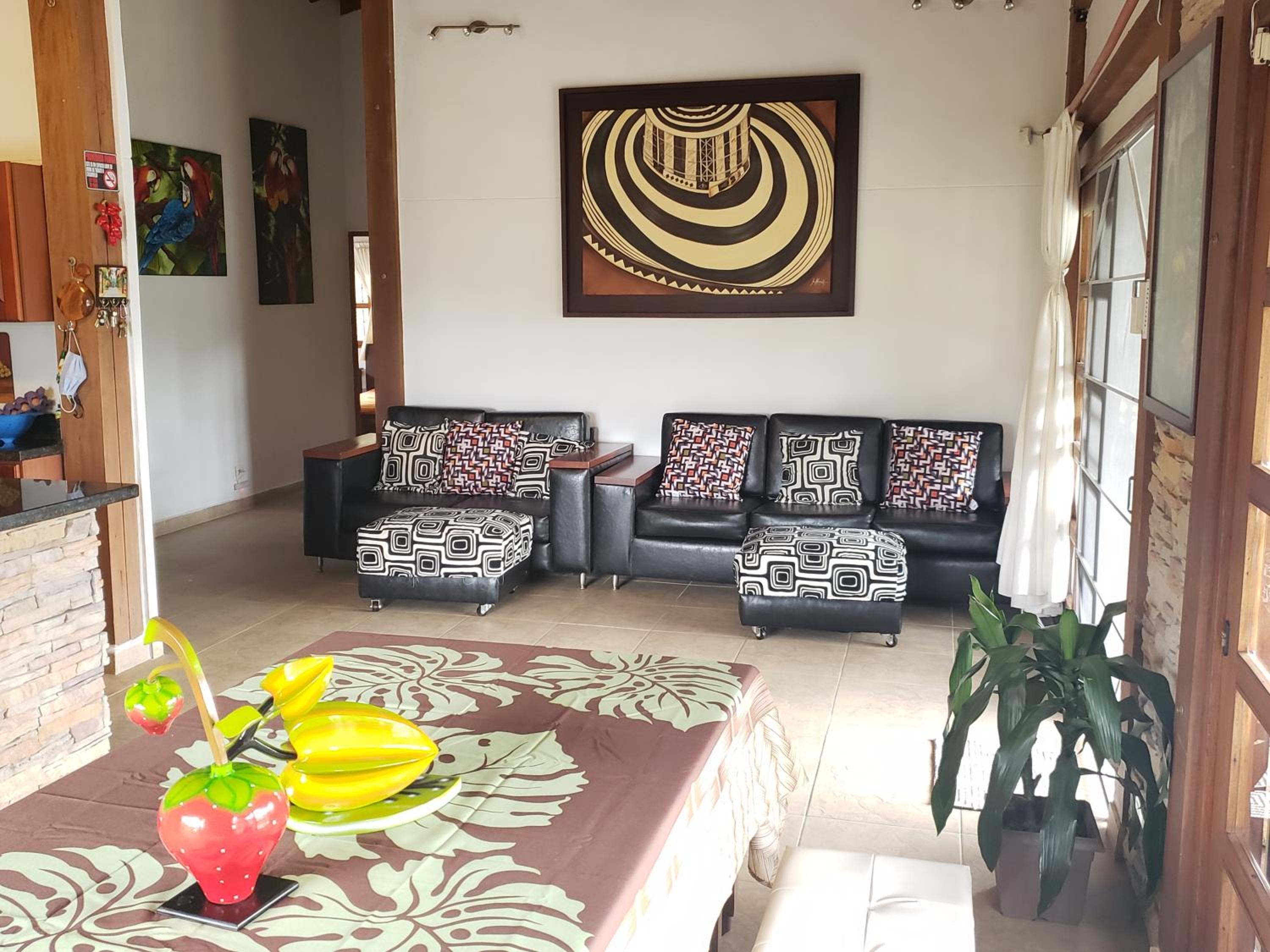 Beautiful Lake View Villa. Lake Access & Near Town