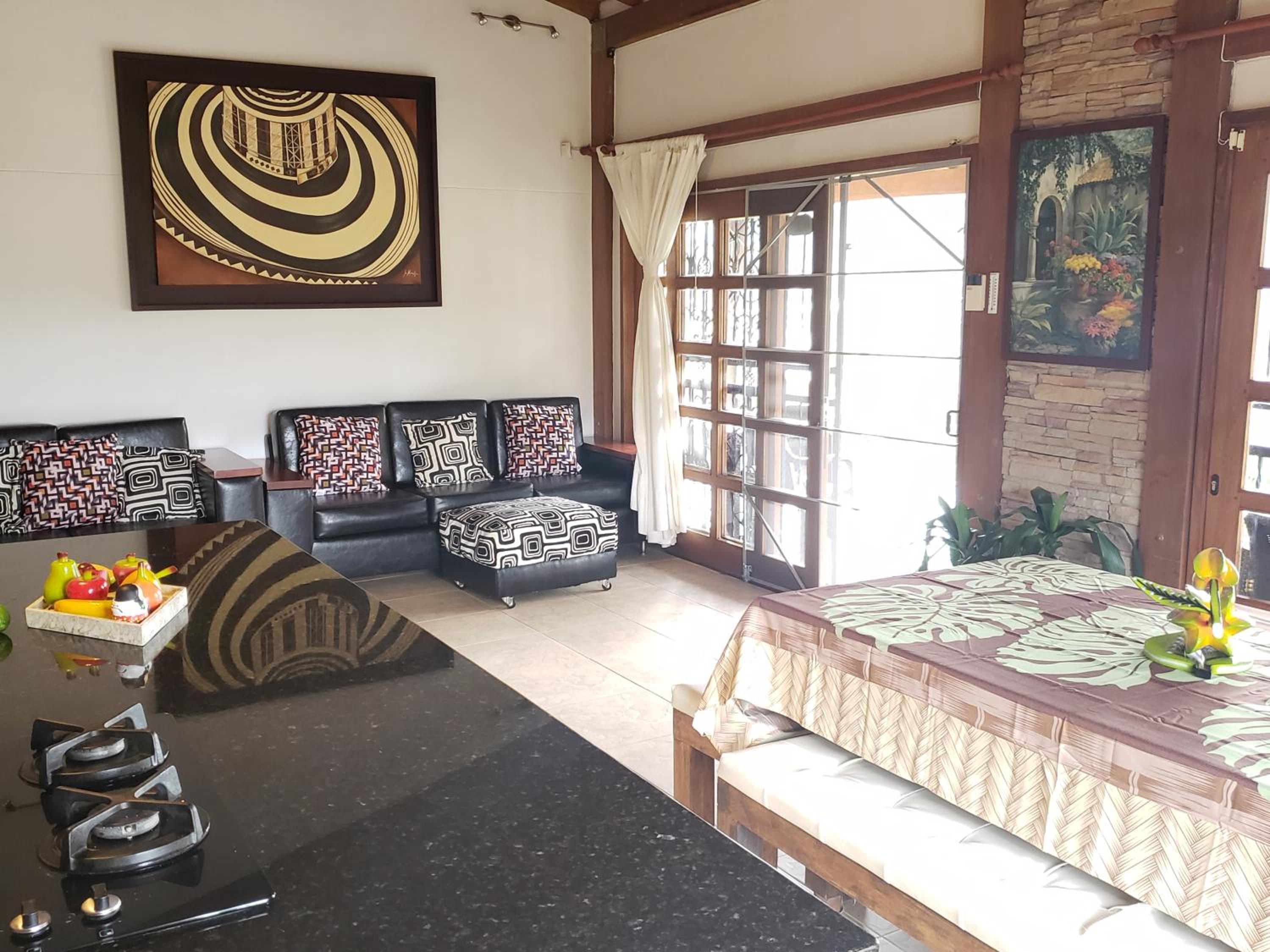 Beautiful Lake View Villa. Lake Access & Near Town