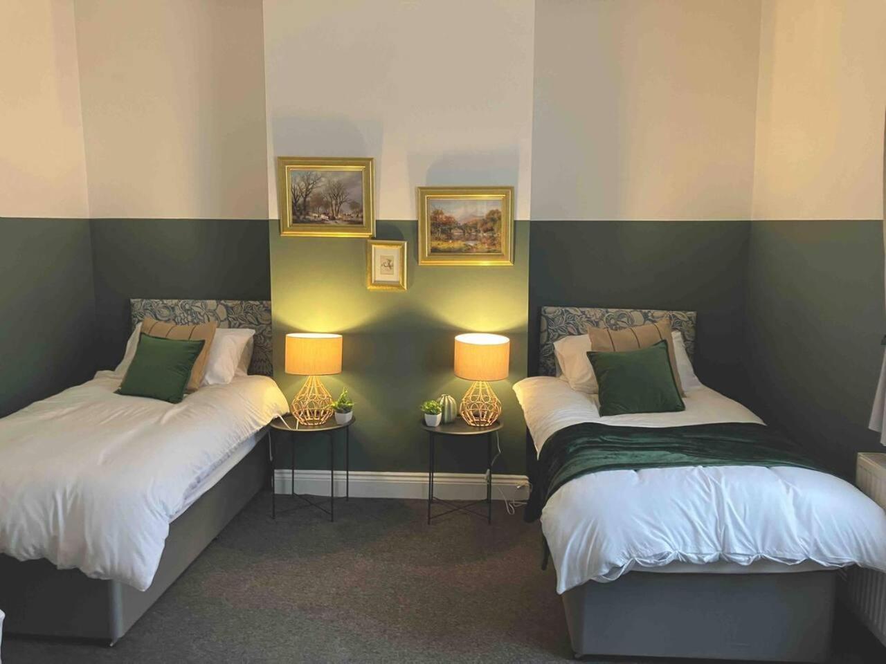 Rose Cottage - 5 Person city centre with parking view 4