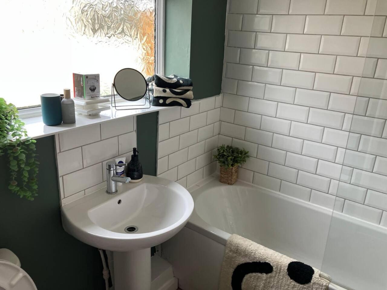 Rose Cottage - 5 Person city centre with parking view 5