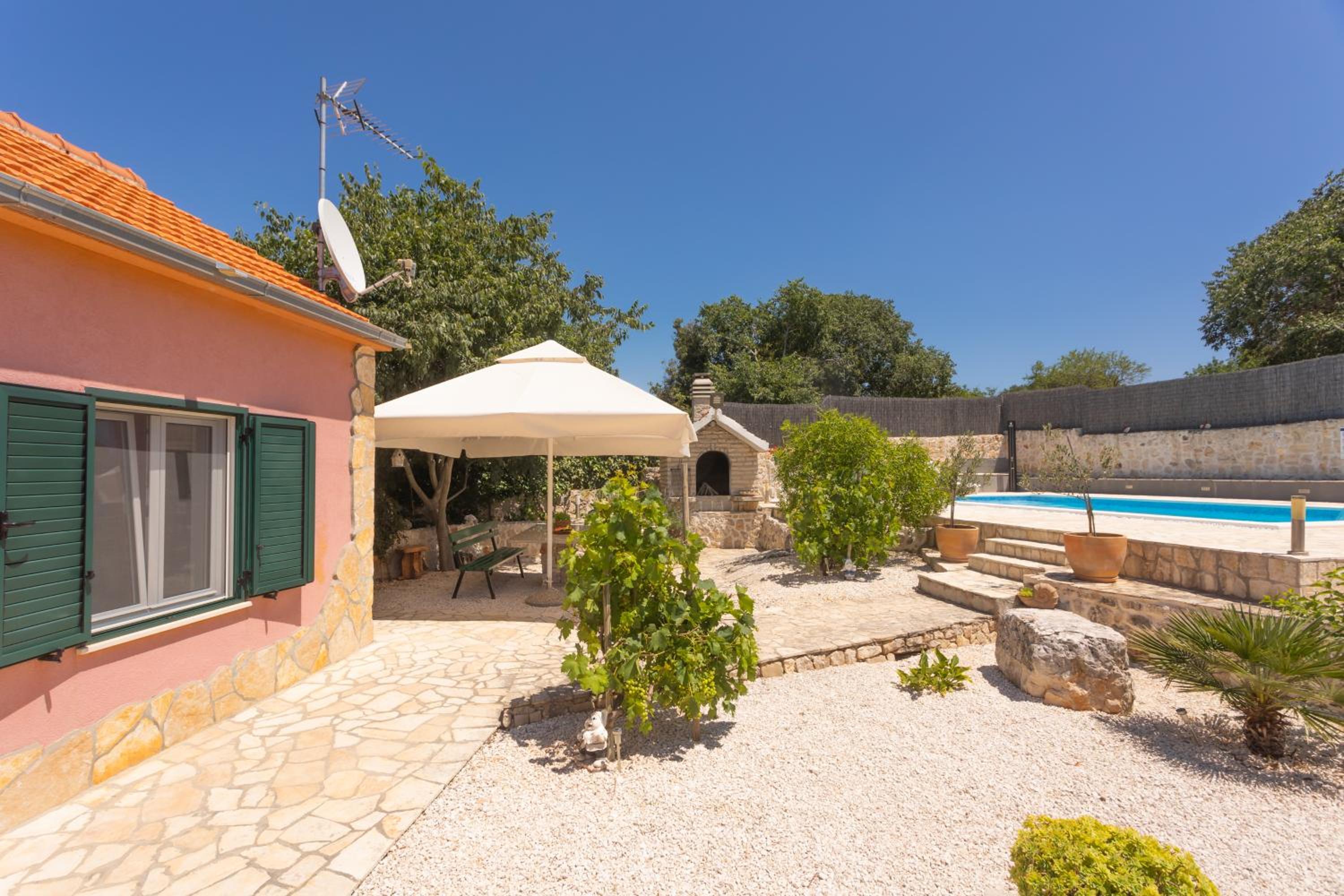 Stone houses Nikola view 4