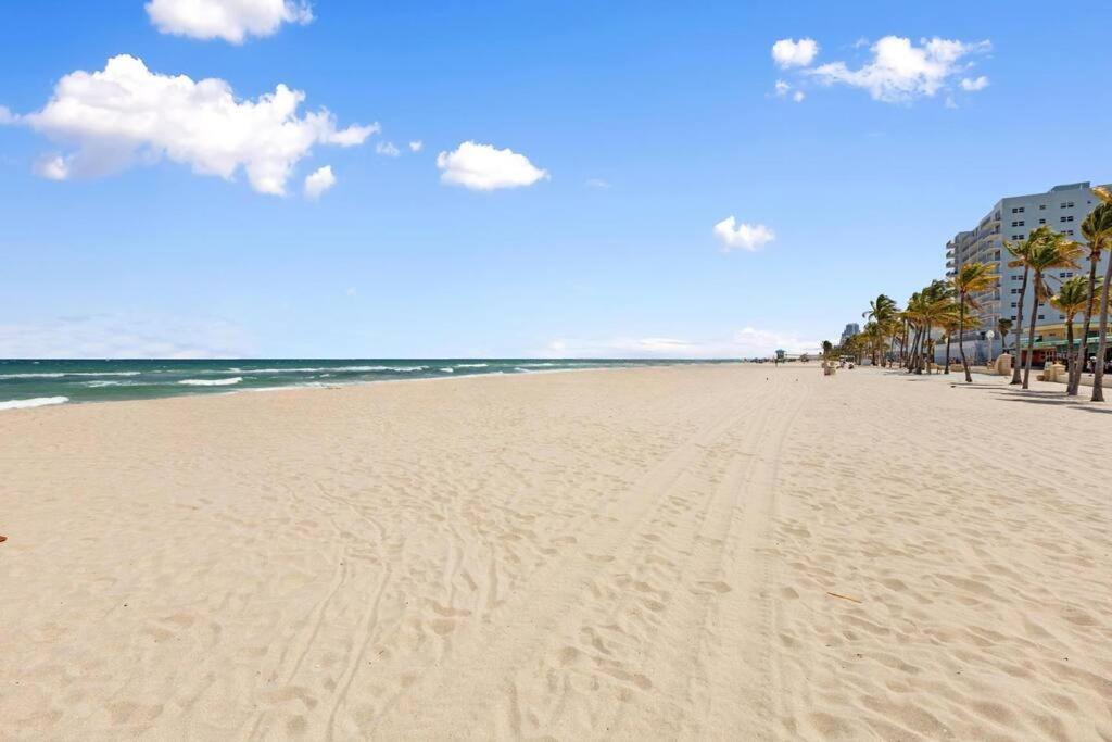 Amazing new condo in Hollywood Beach Accesses DIR BEACH view 2
