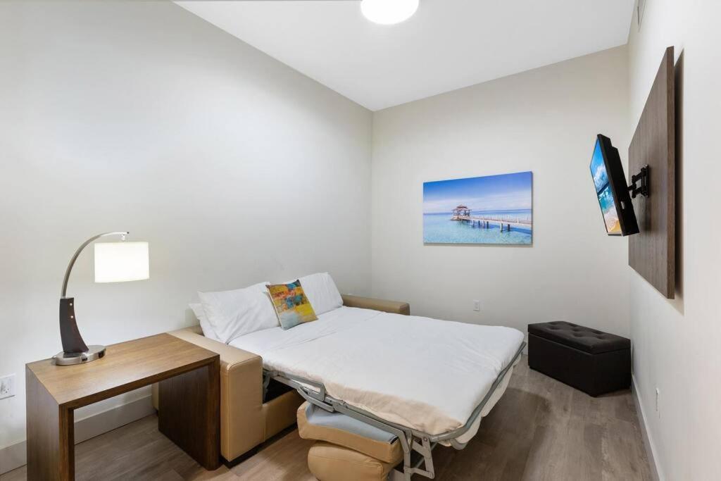 Amazing new condo in Hollywood Beach Accesses DIR BEACH view 3