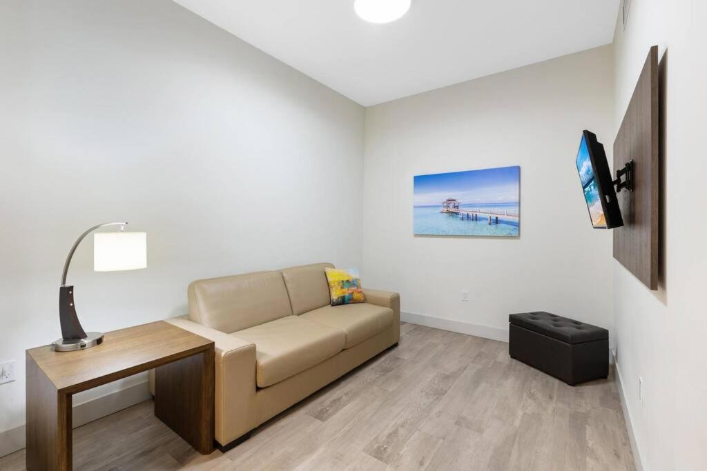 Amazing new condo in Hollywood Beach Accesses DIR BEACH view 4