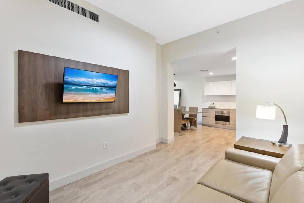 Amazing new condo in Hollywood Beach Accesses DIR BEACH view 5