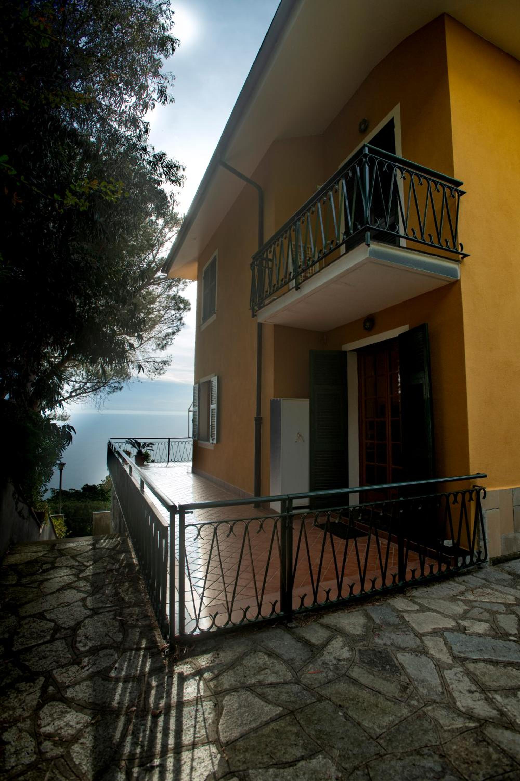 081b) Historic Villa Il Vigneto 49, Sea view, Balcony, Free private parking view 4