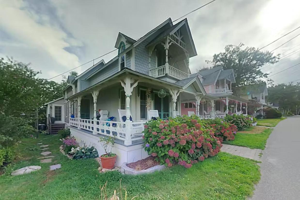 Queen's Vintage Cottage view 3
