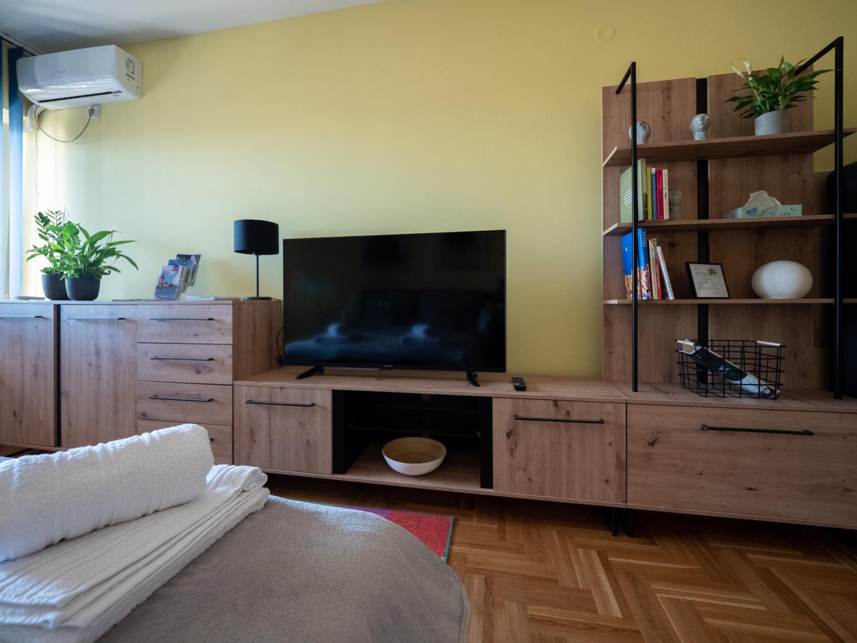 Green Apple Apartment