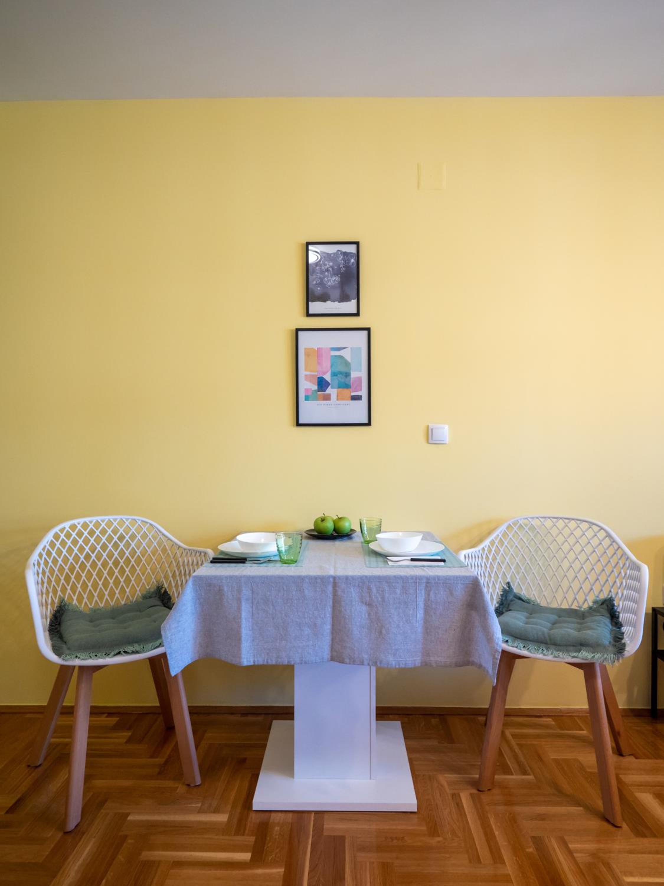 Green Apple Apartment