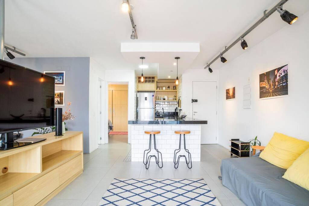 Large 1 Bedroom 2 Balconies and a work space