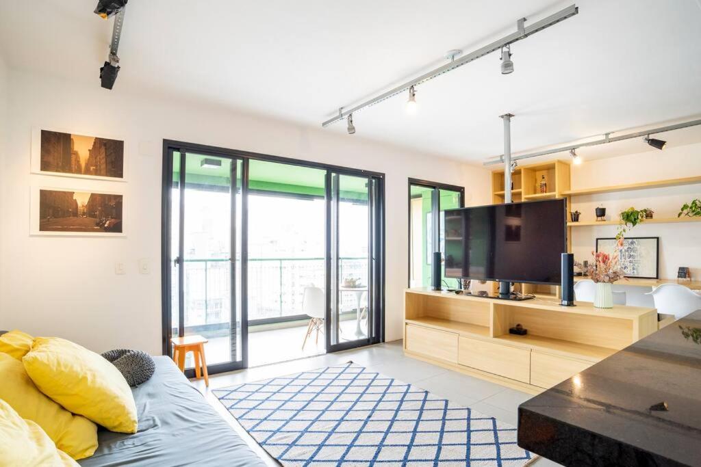 Large 1 Bedroom 2 Balconies and a work space