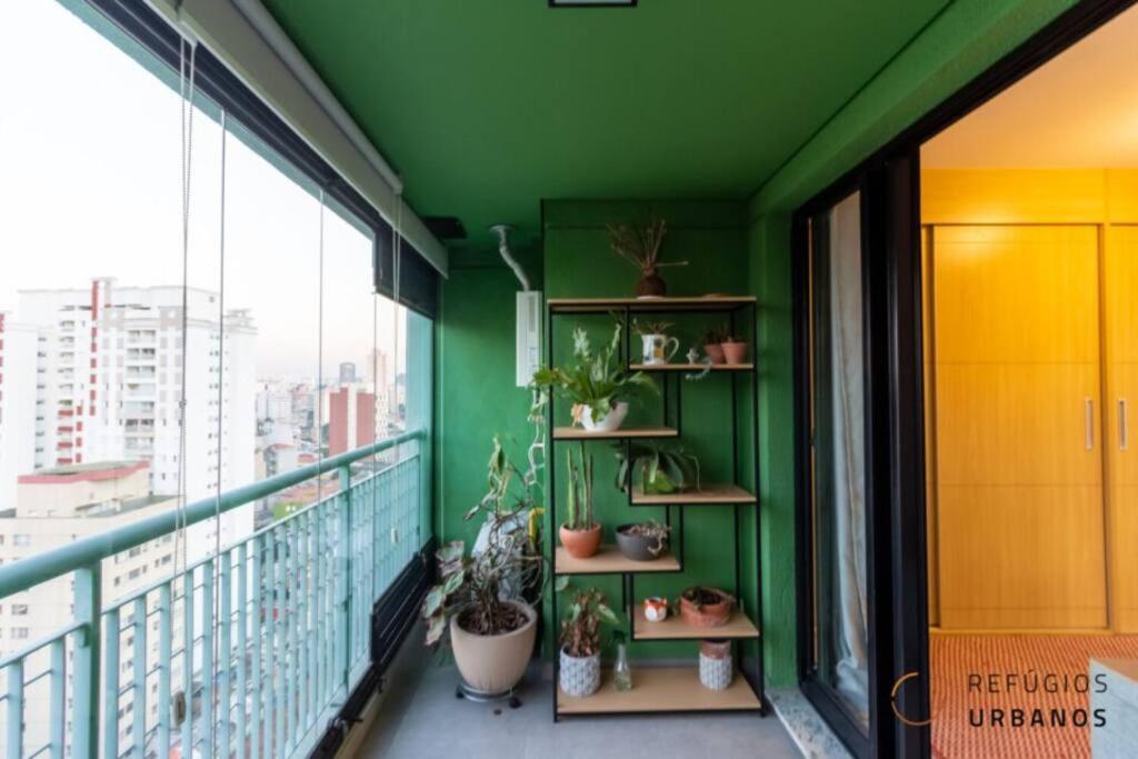 Large 1 Bedroom 2 Balconies and a work space