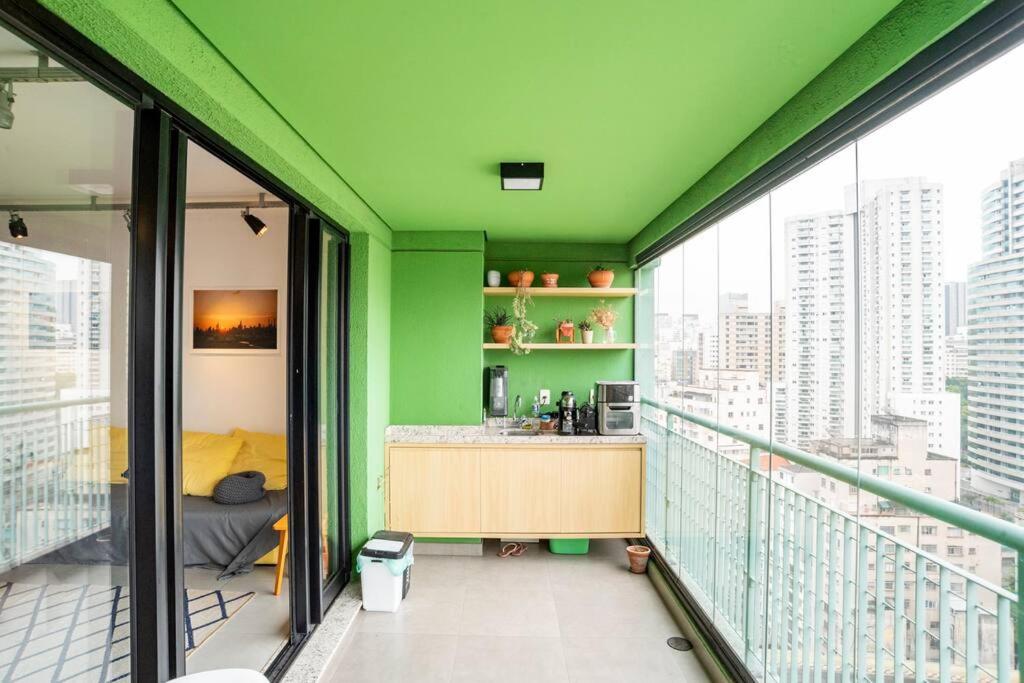 Large 1 Bedroom 2 Balconies and a work space