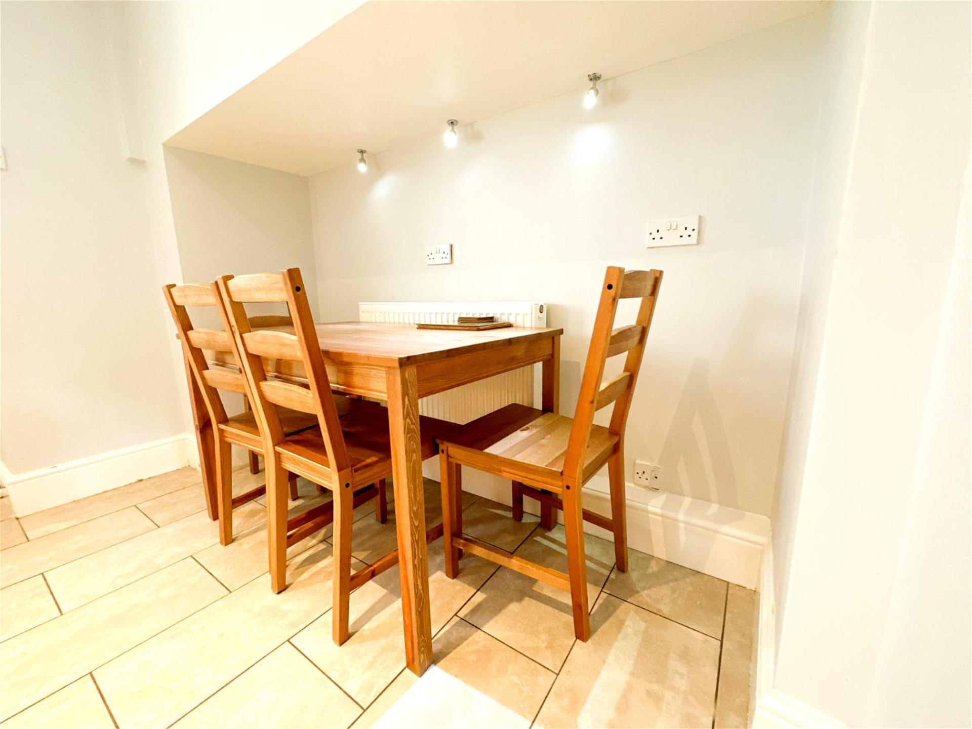 Cosy Country Escape | Fireplace & Views | Leeds & York, photo 9