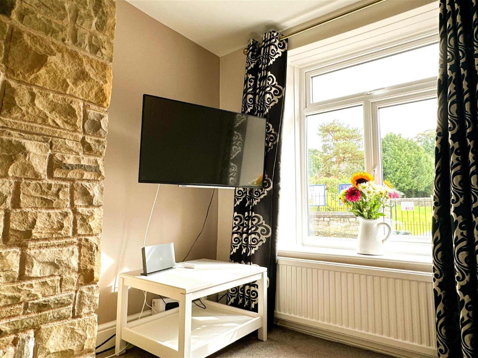 Cosy Country Escape | Fireplace & Views | Leeds & York