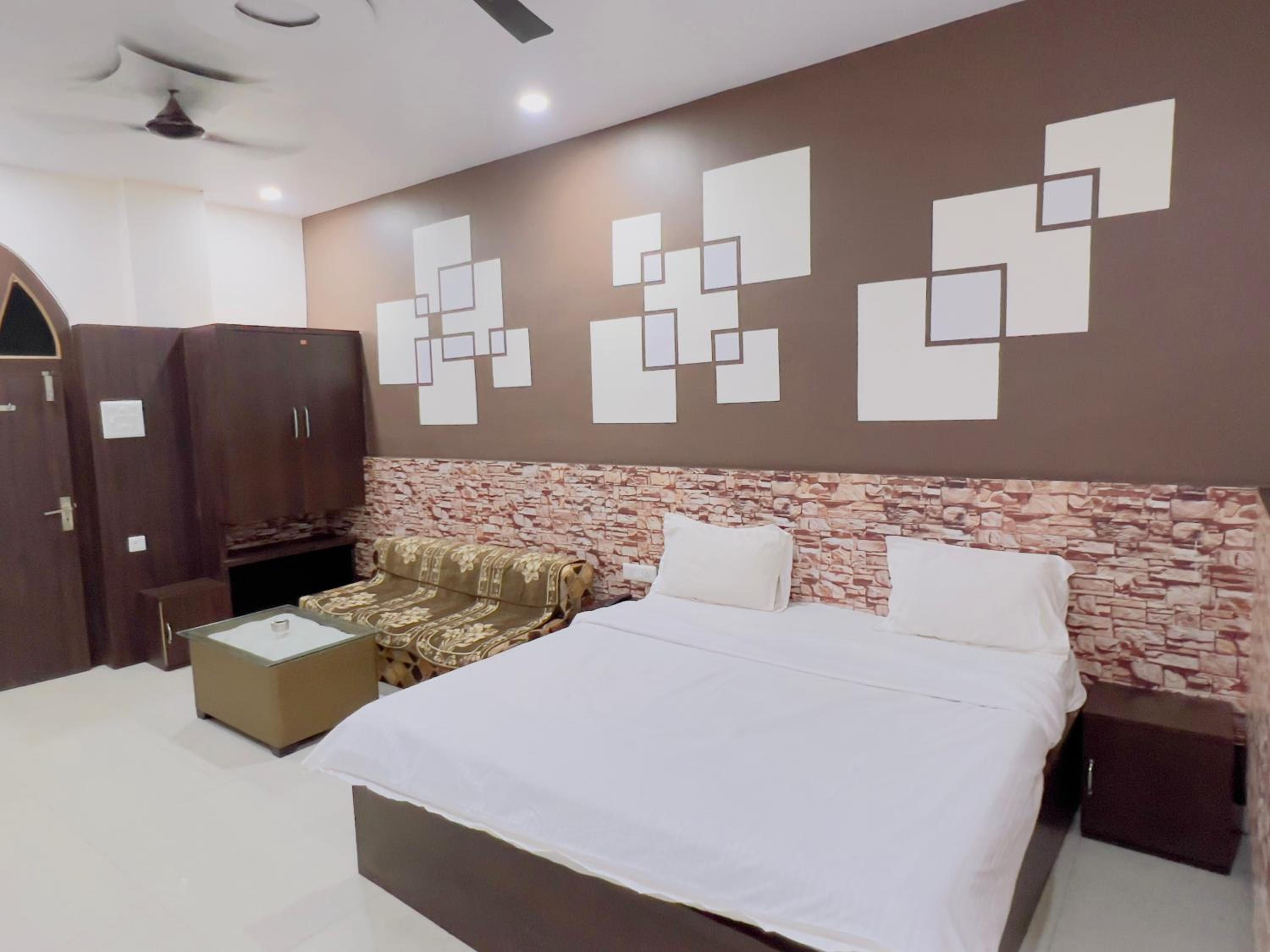 HOTEL ALOK Residency