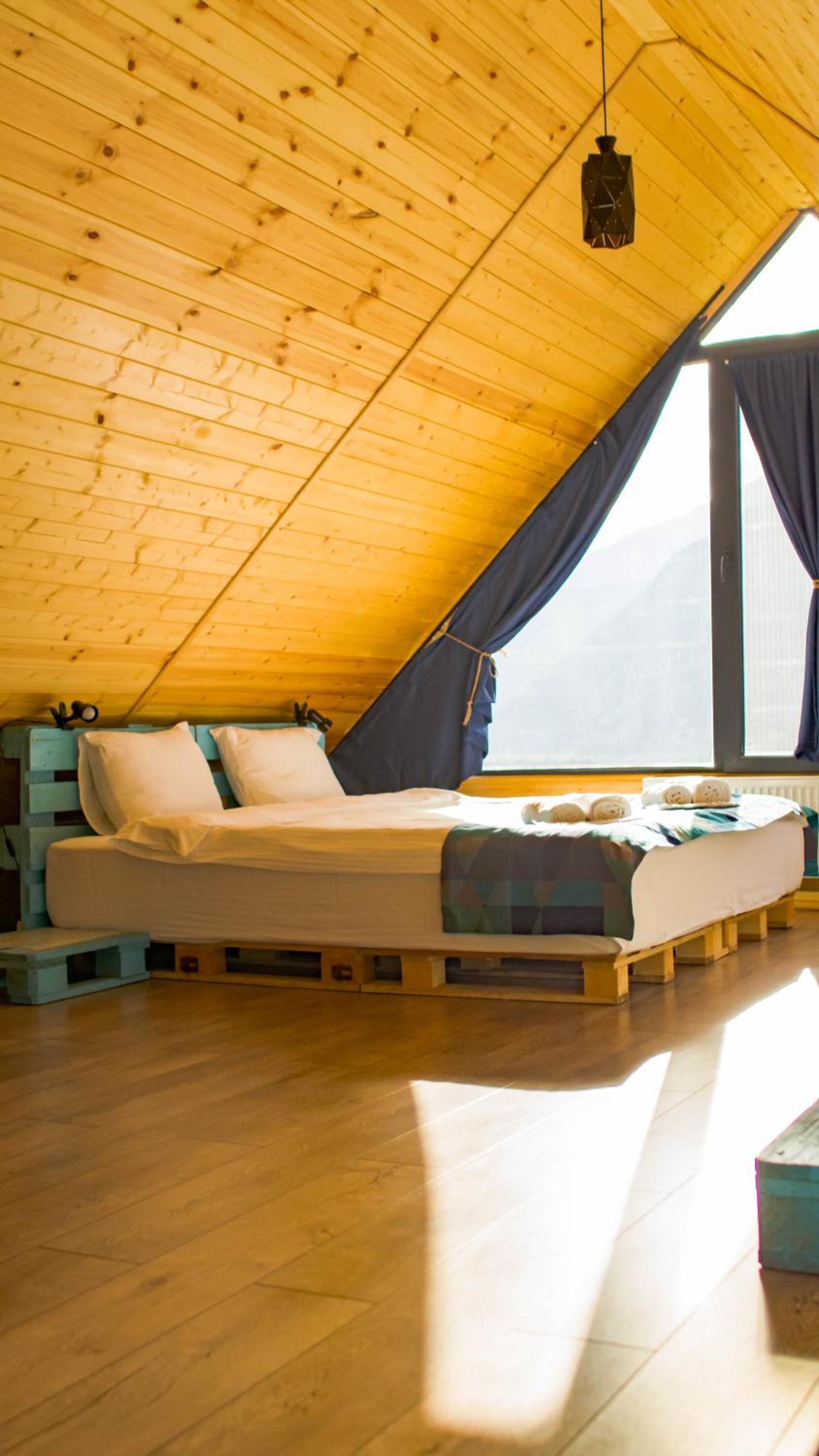 Cliffside cottage Kazbegi