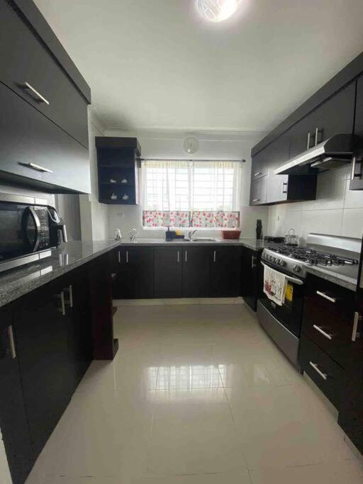 Hermoso conjunto residencial con piscina