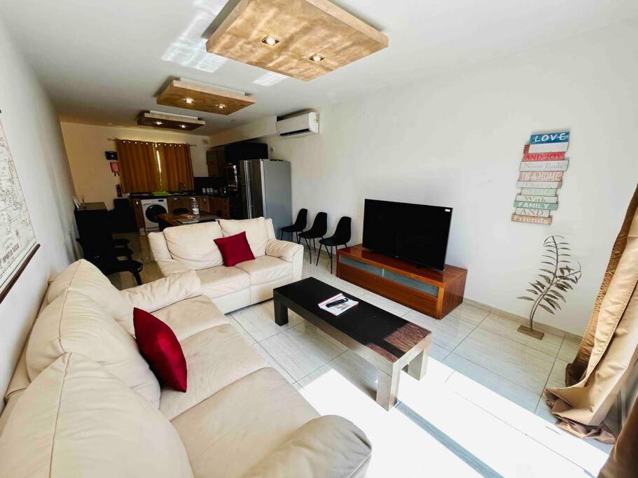 Duplex Whiskey Home 200m away from the Sea and the Square photo 5