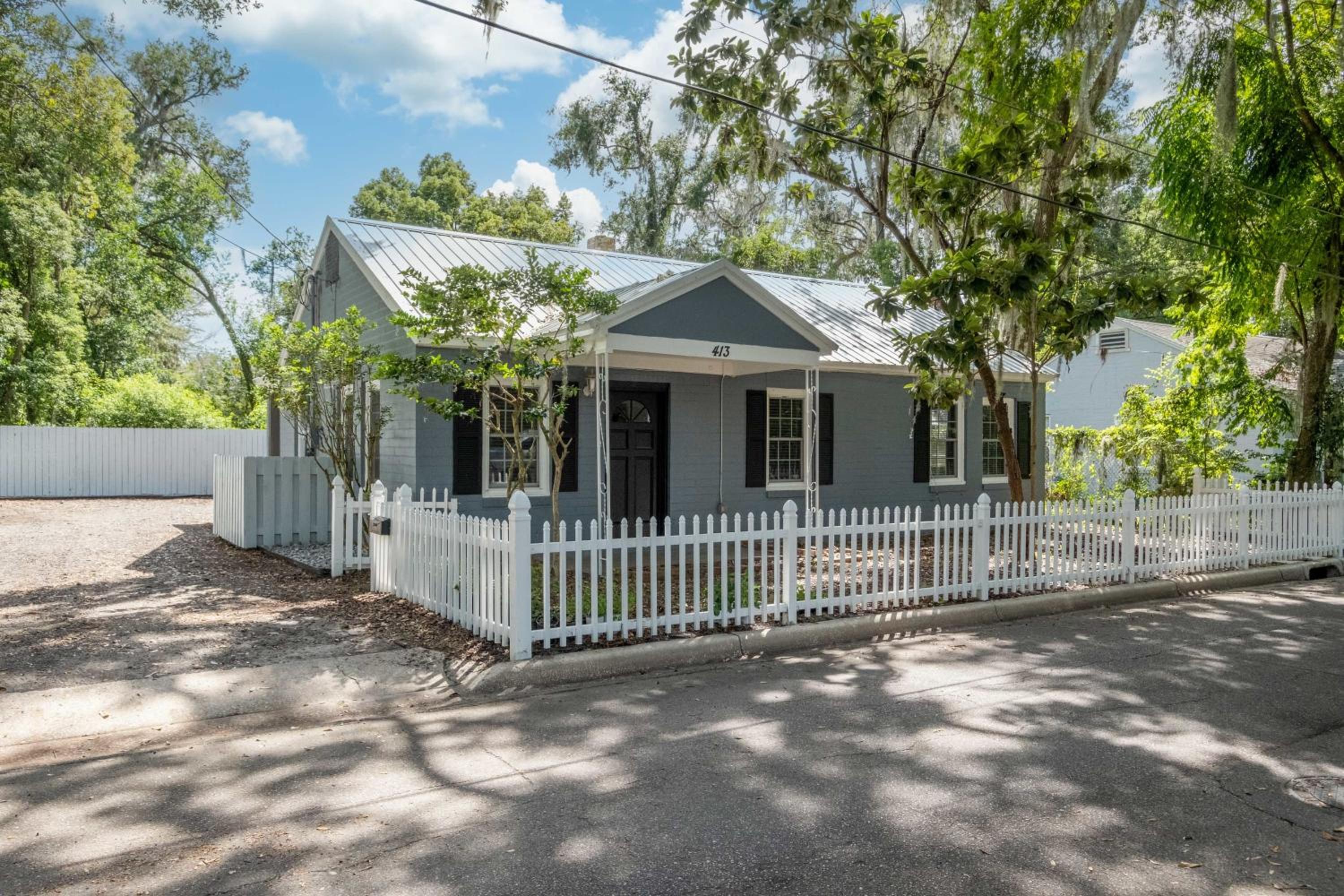 1 Mile to UF & 5 Min Walk Downtown Pet Friendly - main view