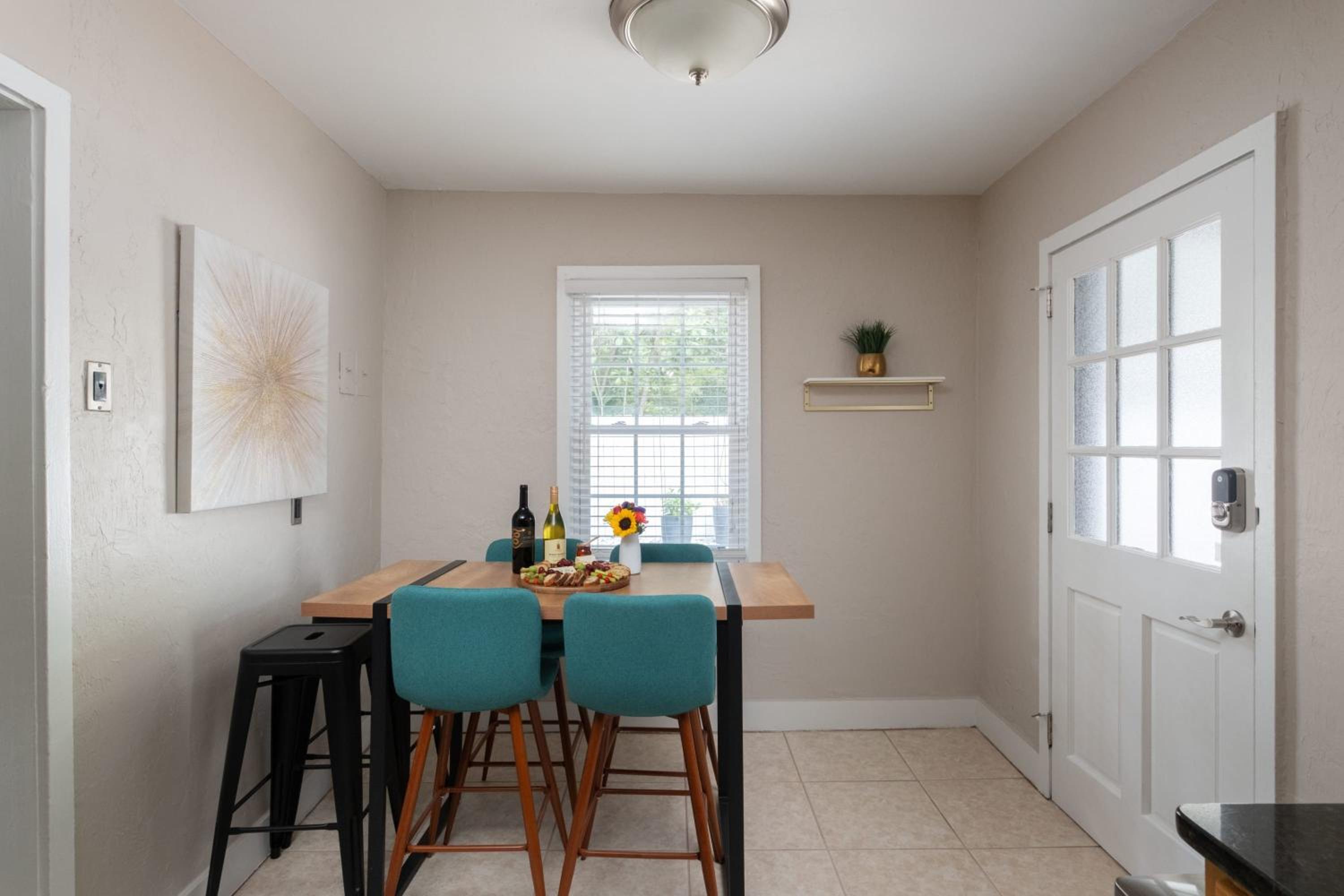 1 Mile to UF & 5 Min Walk Downtown Pet Friendly view 2