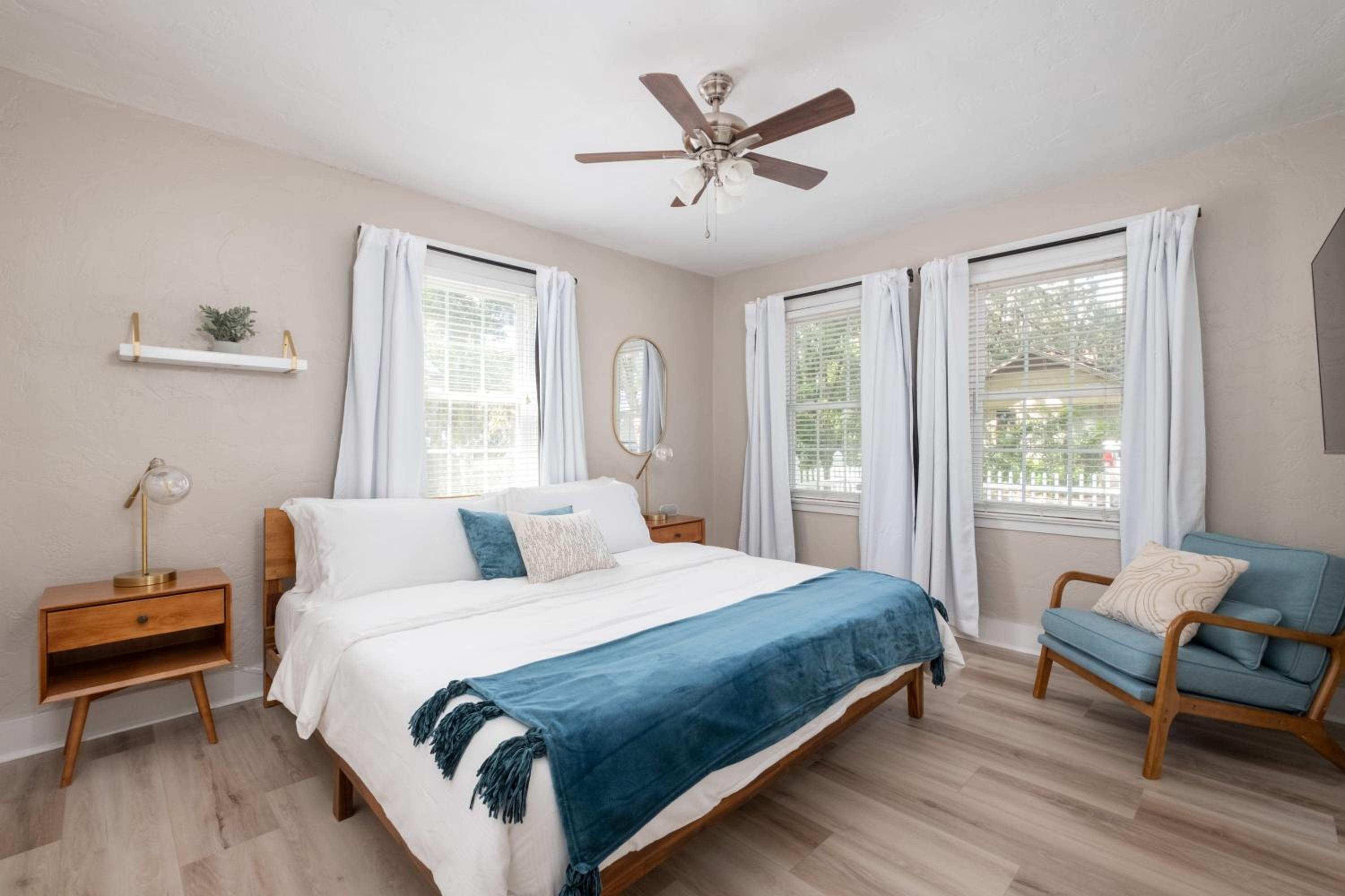 1 Mile to UF & 5 Min Walk Downtown Pet Friendly view 4