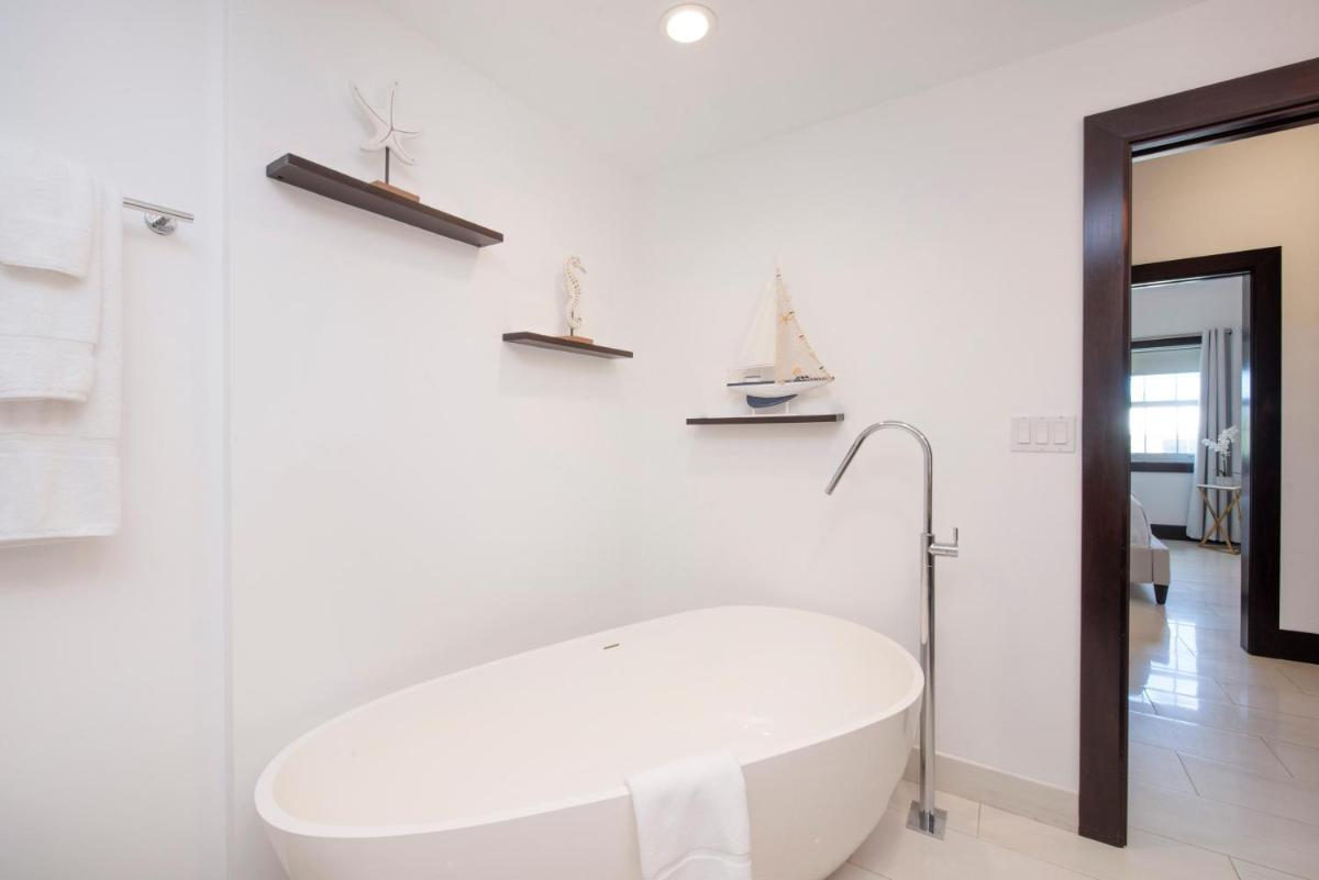 Britannia 7 Mile Beach Condo, photo 73